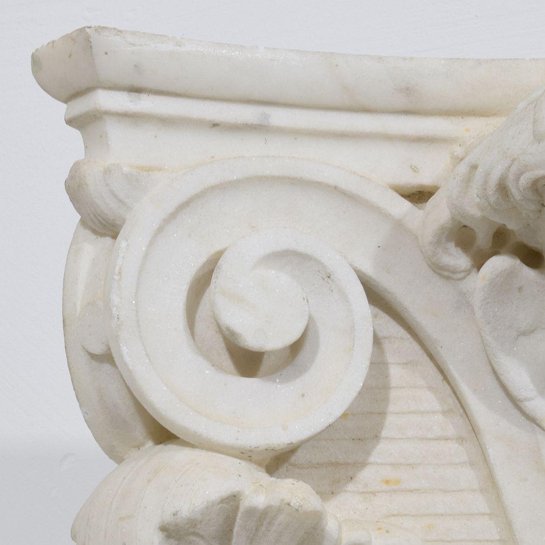 Französische, geschnitzte Kapitelle aus weißem Marmor mit Engelskopf aus dem 18. Jahrhundert im Angebot 7