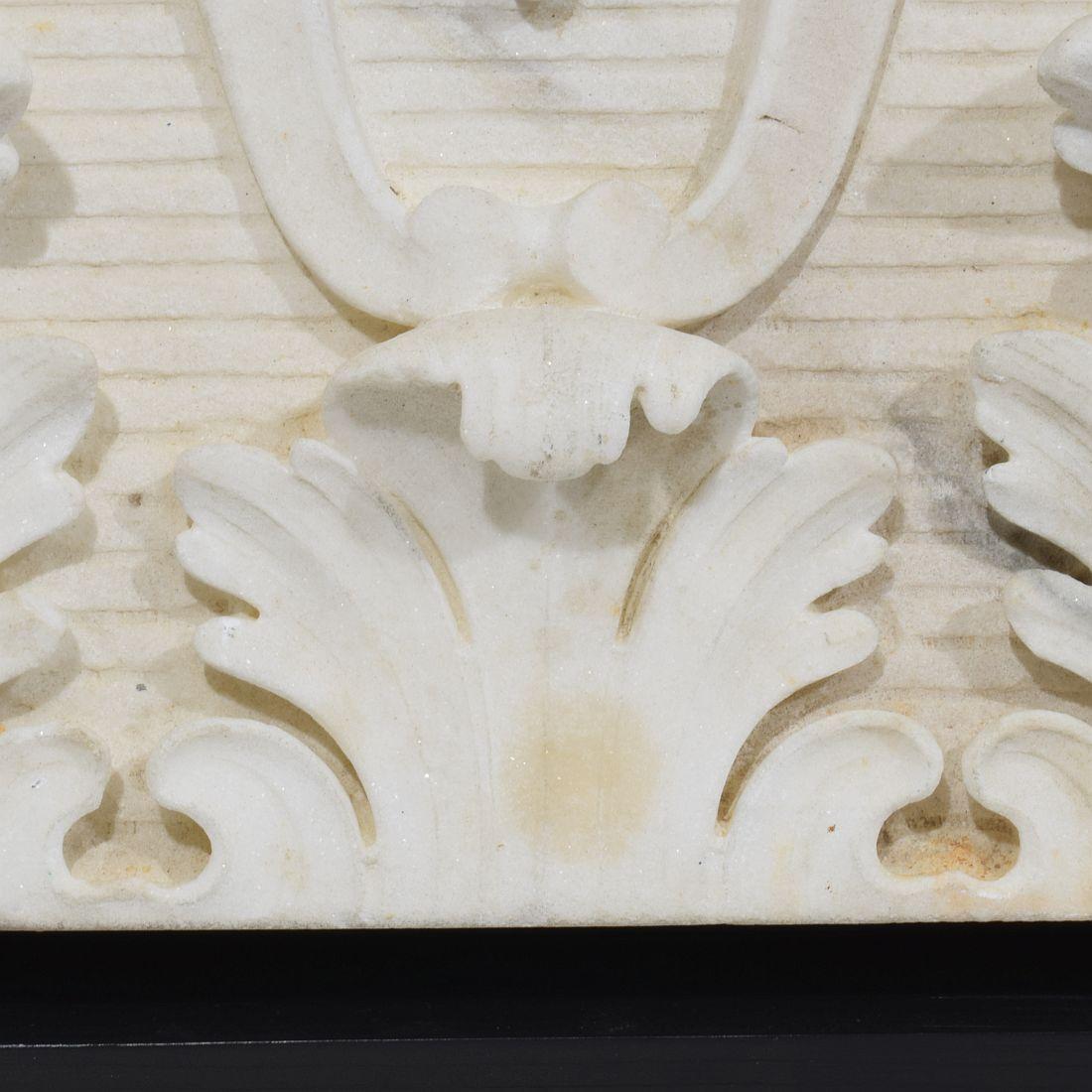 Französische, geschnitzte Kapitelle aus weißem Marmor mit Engelskopf aus dem 18. Jahrhundert im Angebot 9