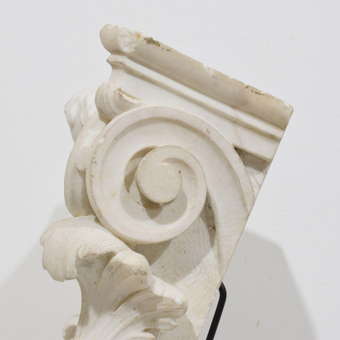 Französische, geschnitzte Kapitelle aus weißem Marmor mit Engelskopf aus dem 18. Jahrhundert im Angebot 12