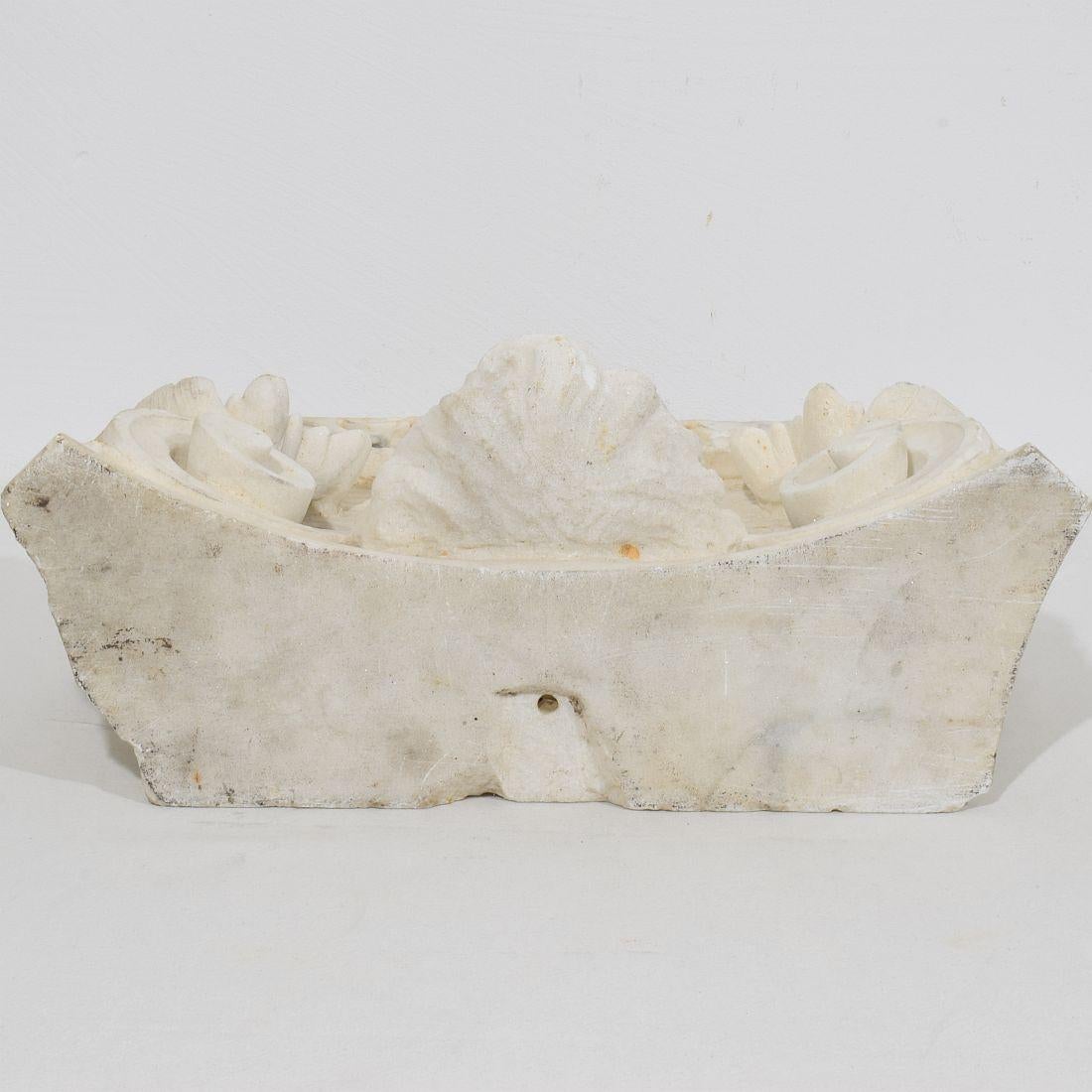 Französische, geschnitzte Kapitelle aus weißem Marmor mit Engelskopf aus dem 18. Jahrhundert im Angebot 15