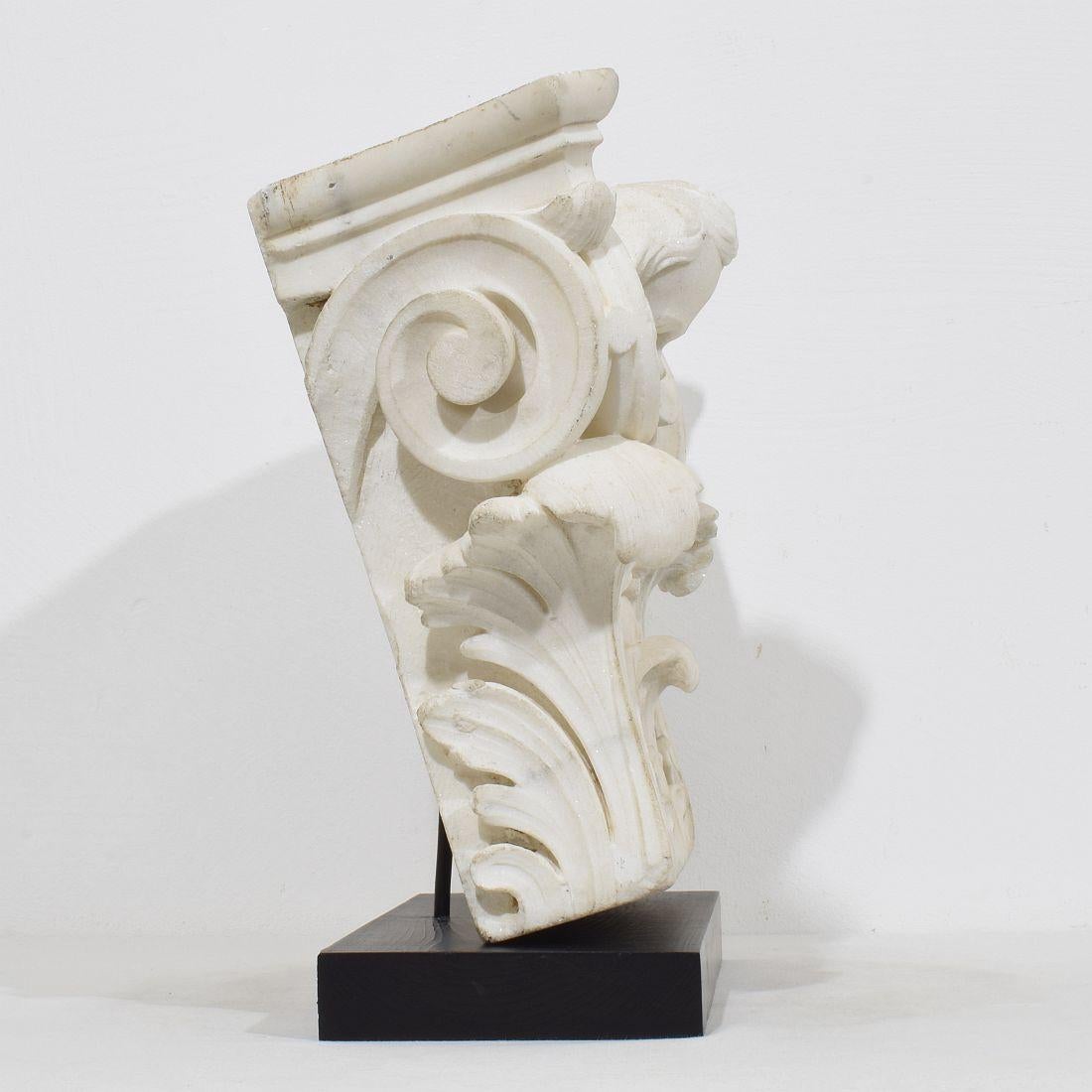 French, 18th Century, Carved White Marble Capital With Angel Head In Good Condition For Sale In Buisson, FR
