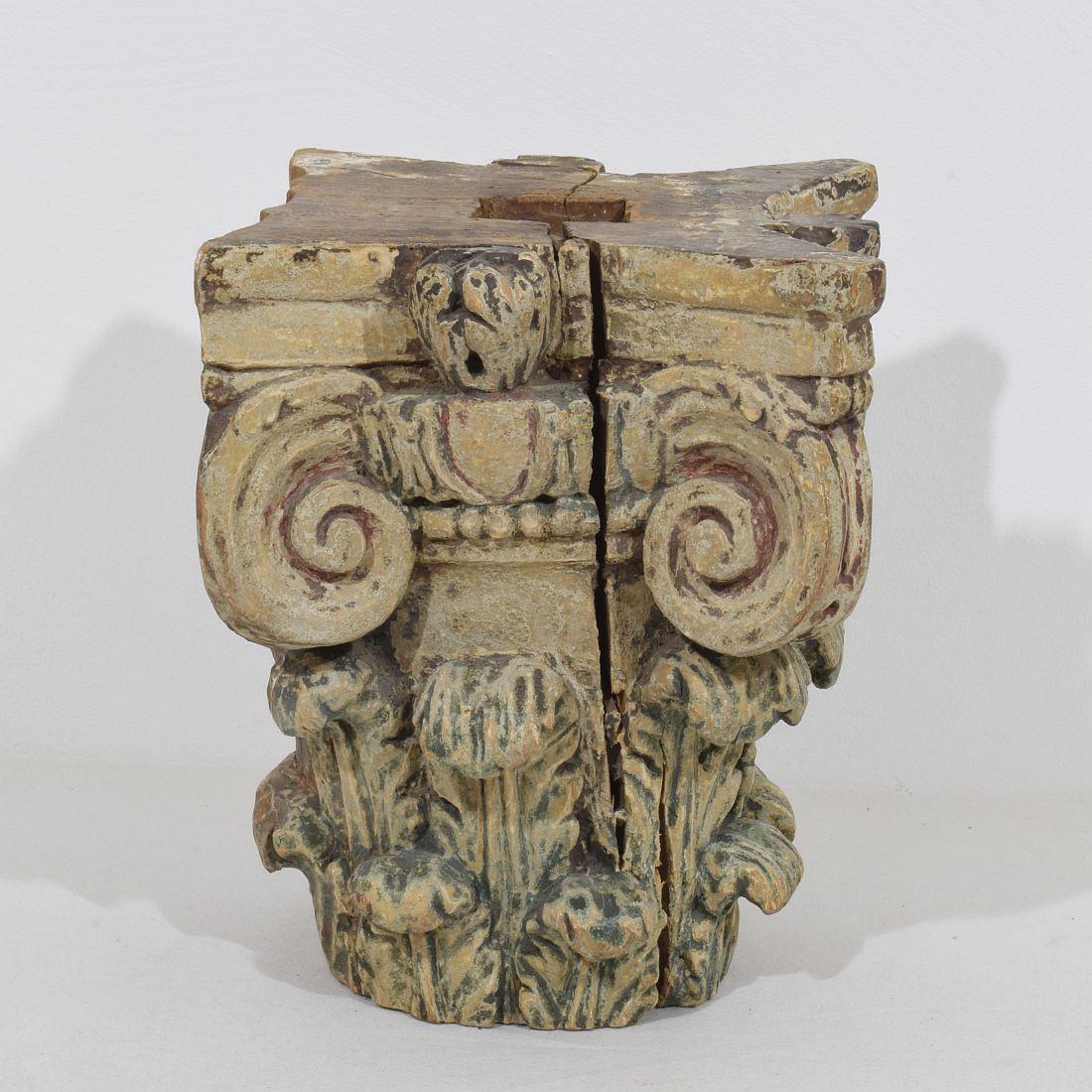 French, 18th Century, Carved Wooden Capital In Good Condition In Buisson, FR