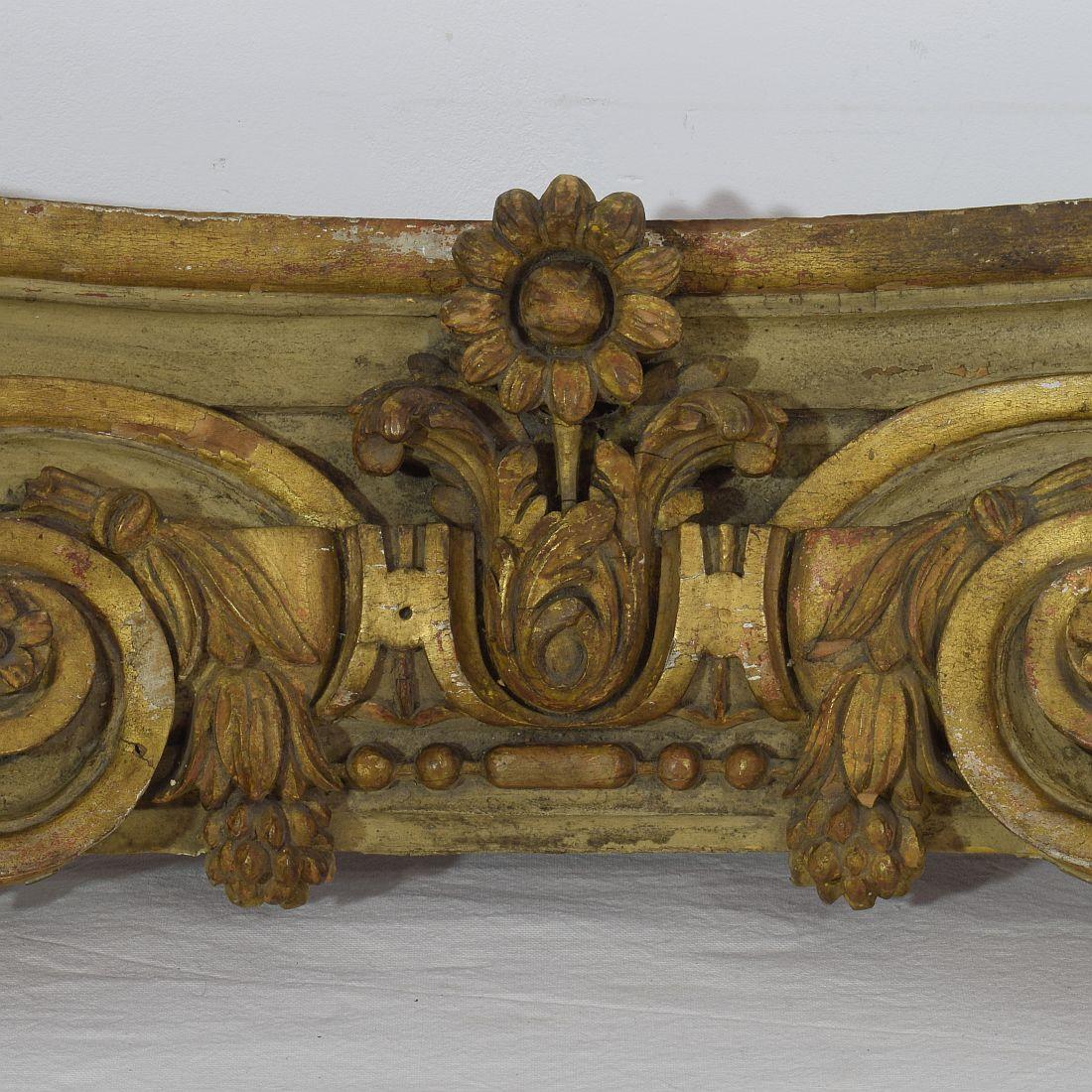 French 18th Century Carved Wooden Capital In Good Condition In Buisson, FR