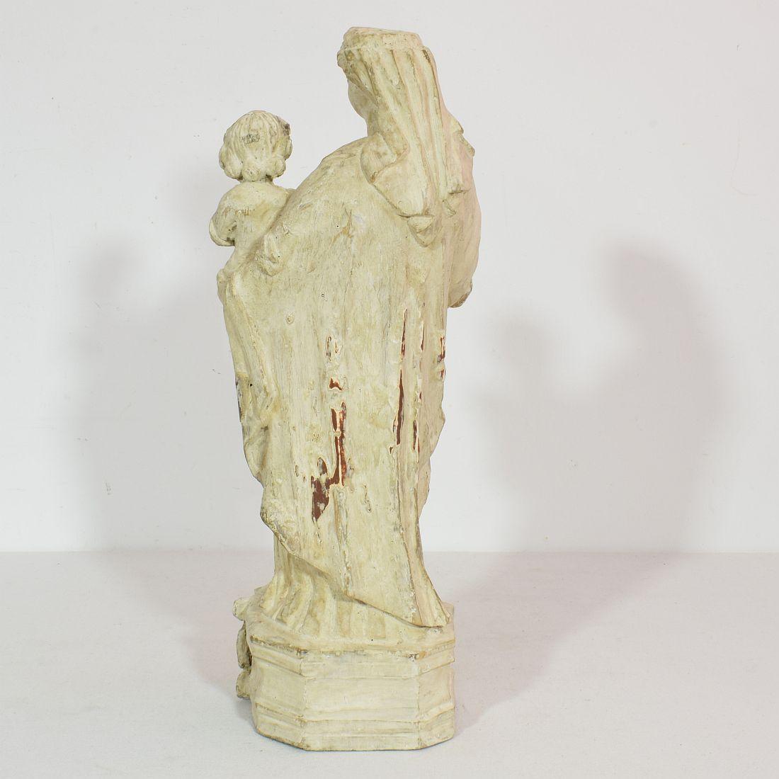 French 18th Century Carved Wooden Madonna and Child In Good Condition In Buisson, FR