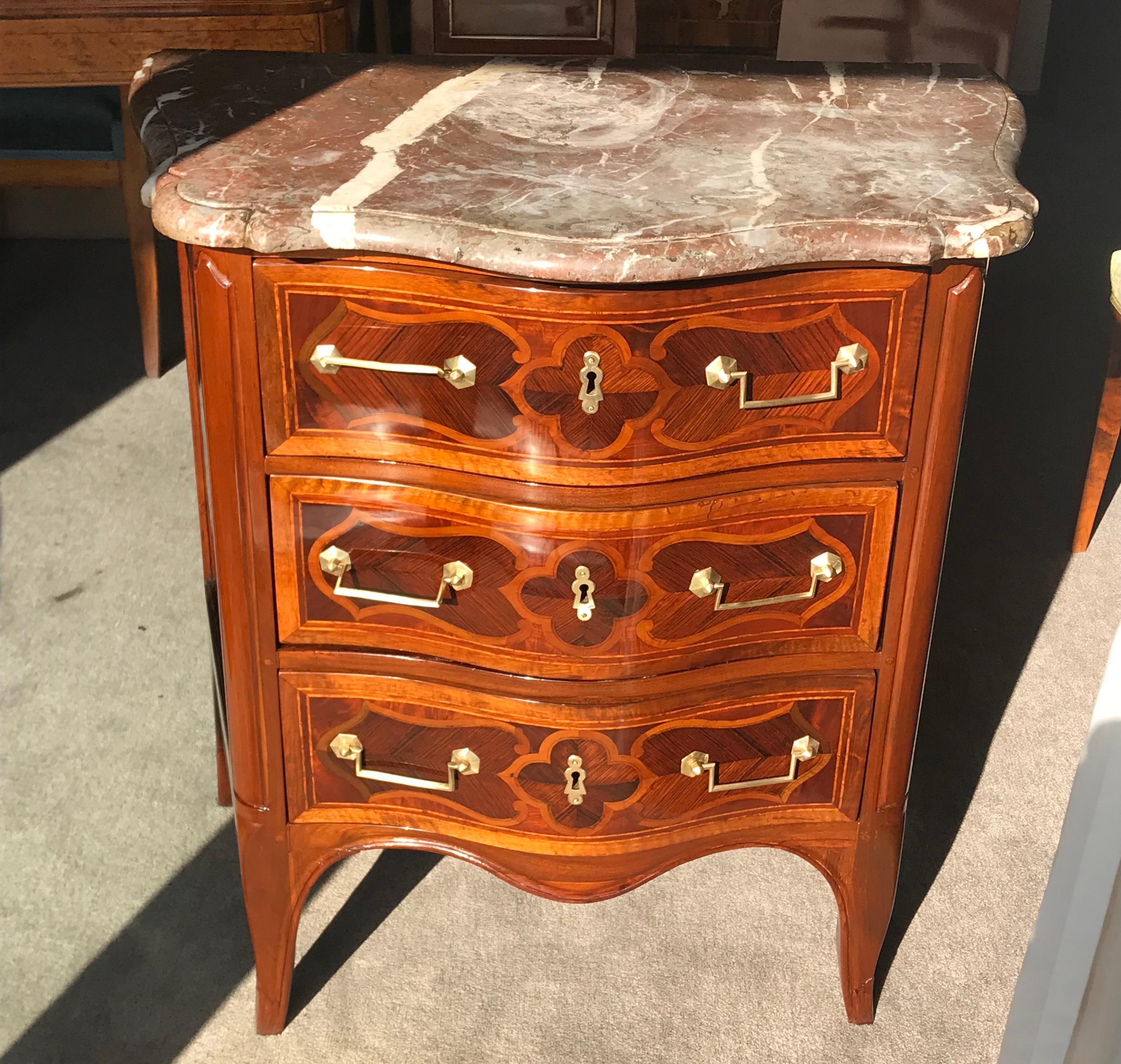 Veneer French 18th century Chest of Drawers For Sale