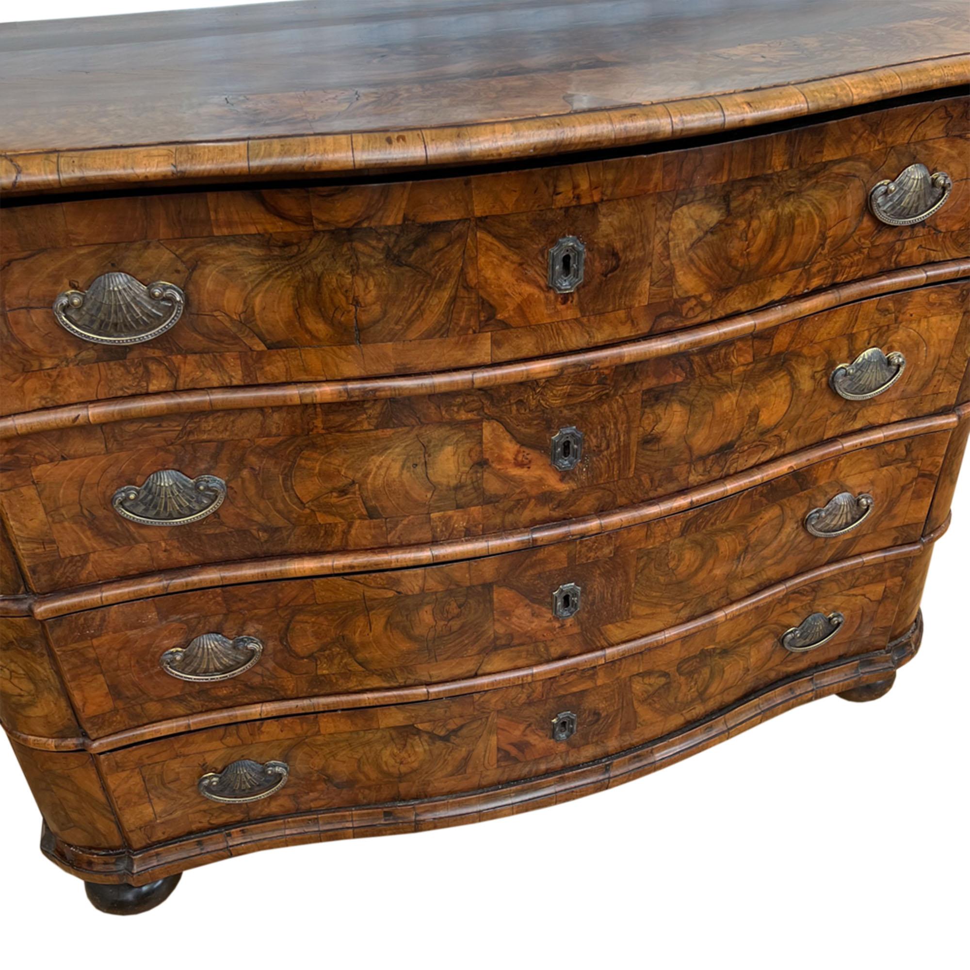 French 18th Century Chest of Drawers with Serpentine Front In Good Condition In London, GB