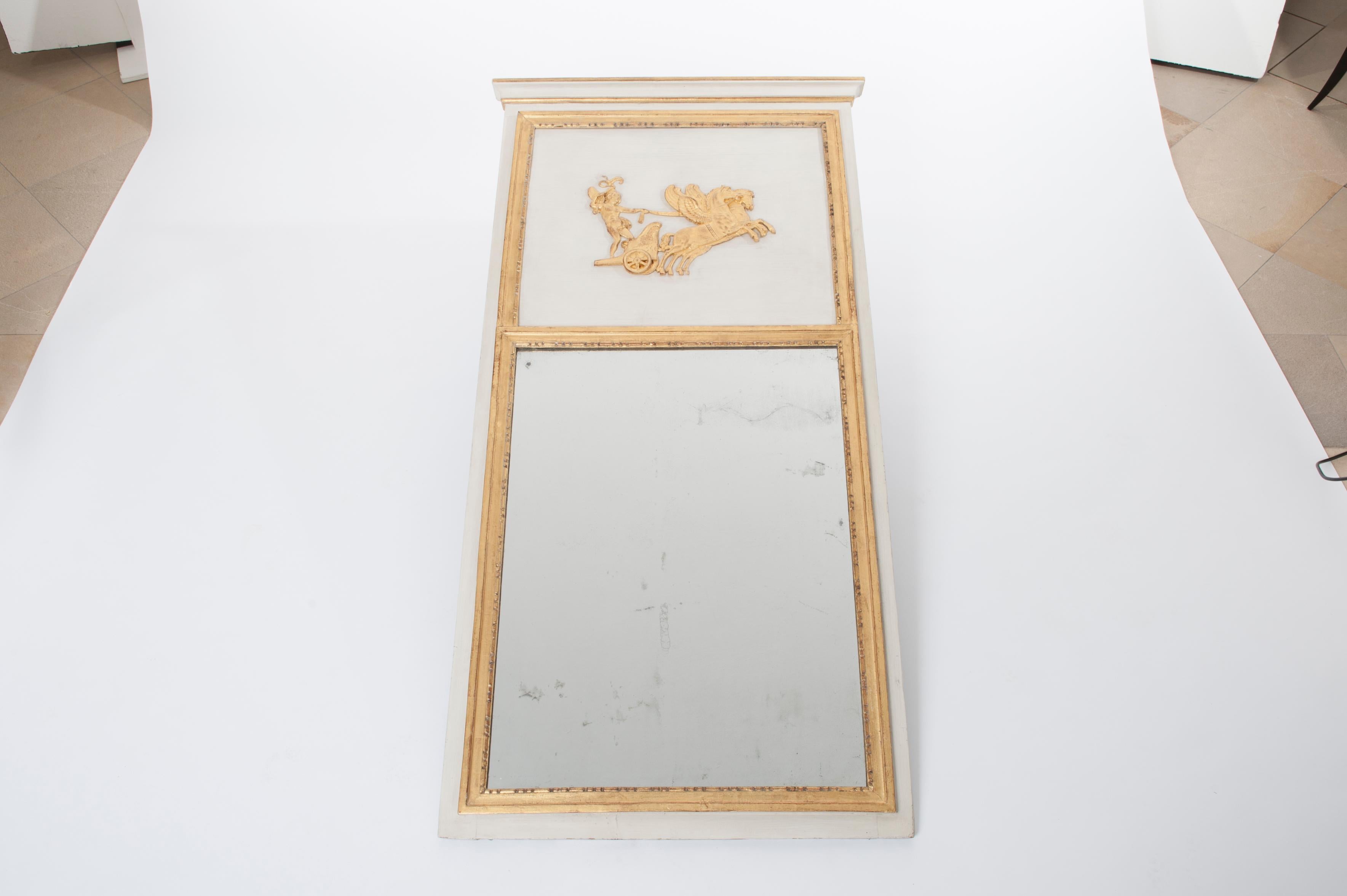 French, Classic Directoire Trumeau 18th century gold / white
Very fine representation of an antique chariot with handlebar.
Framed with pearl frieze decorated.
Original mirror mercury glass and wooden back.