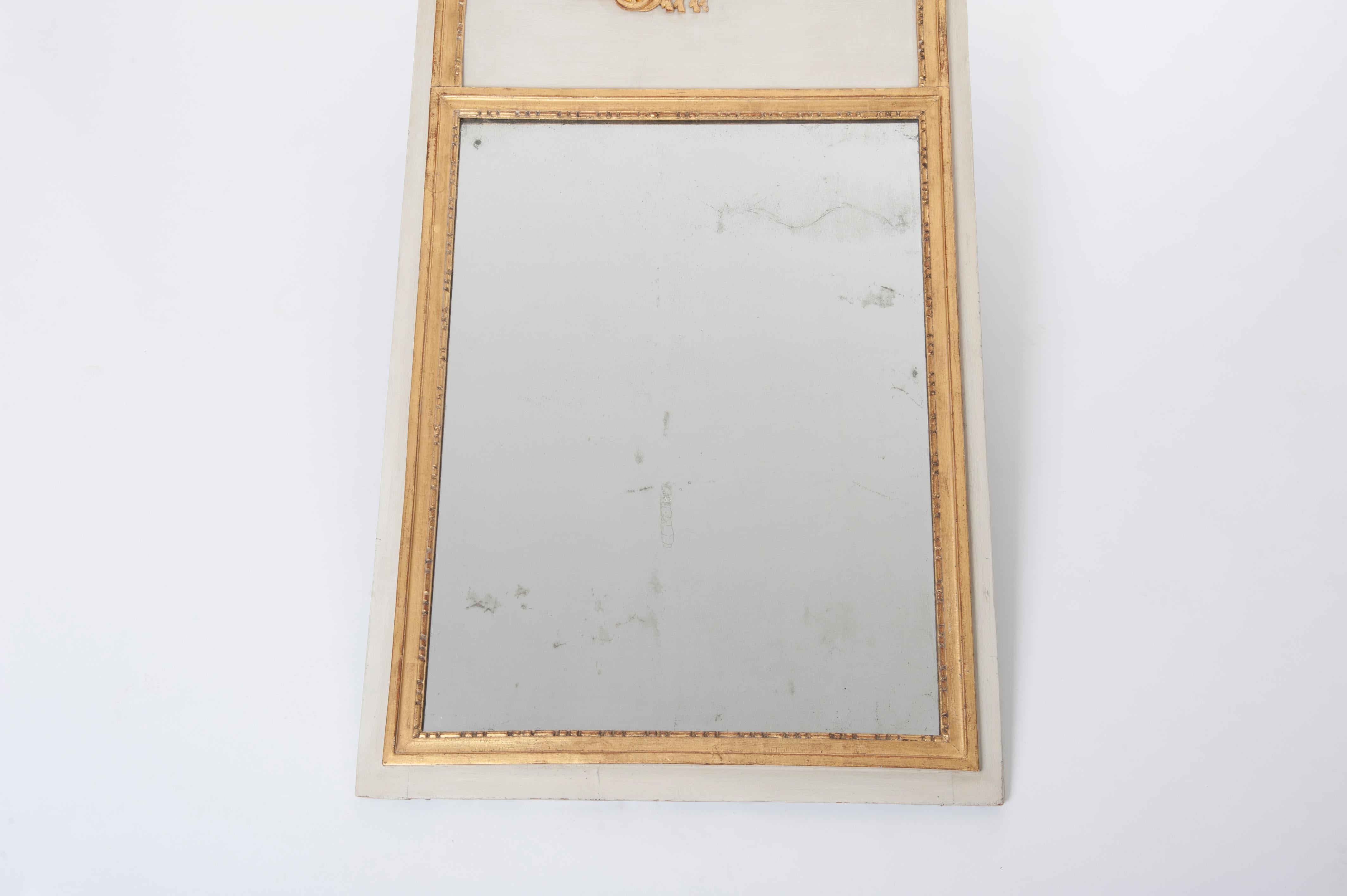 European French 18th Century Classicistical Directoire Trumeau/Mirror in White/Gold Paint For Sale