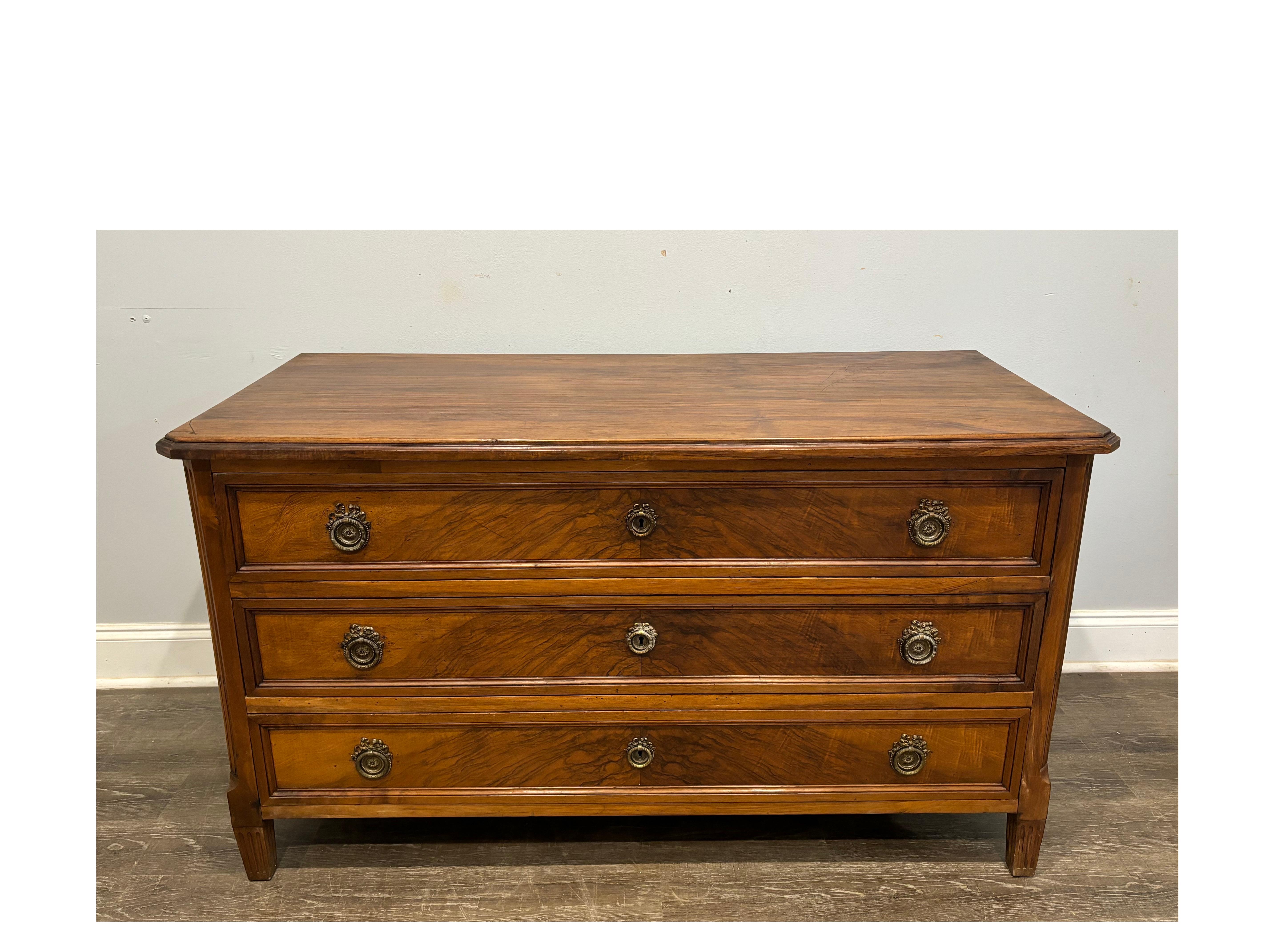 This 18th century commode is made of a beautiful flamed walnut, with 3 drawers.