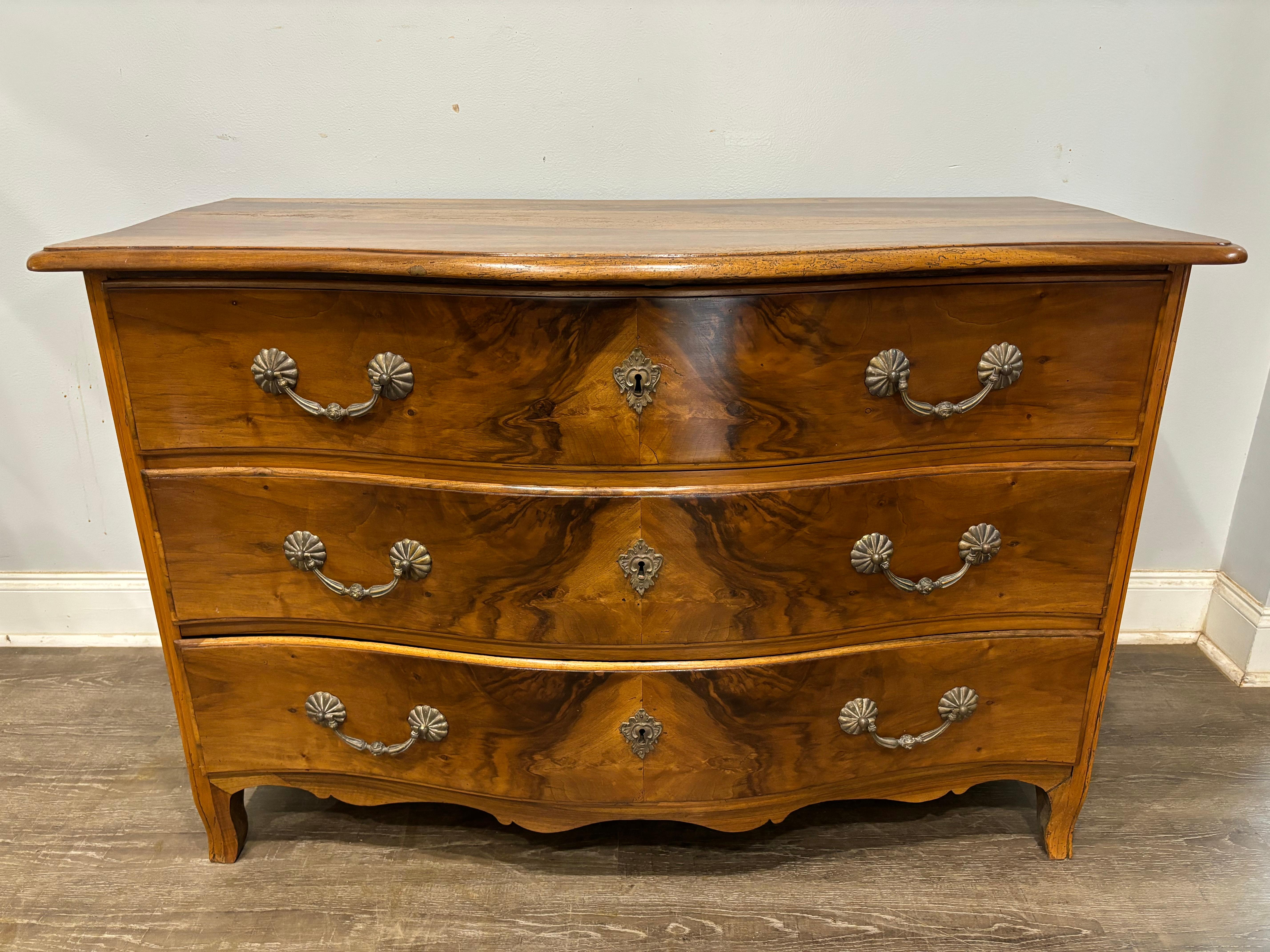 Questa commode francese Luigi XIV è realizzata in uno splendido legno di noce fiammato. Indossa hardware in bronzo.
È un legno molto solido e spesso.