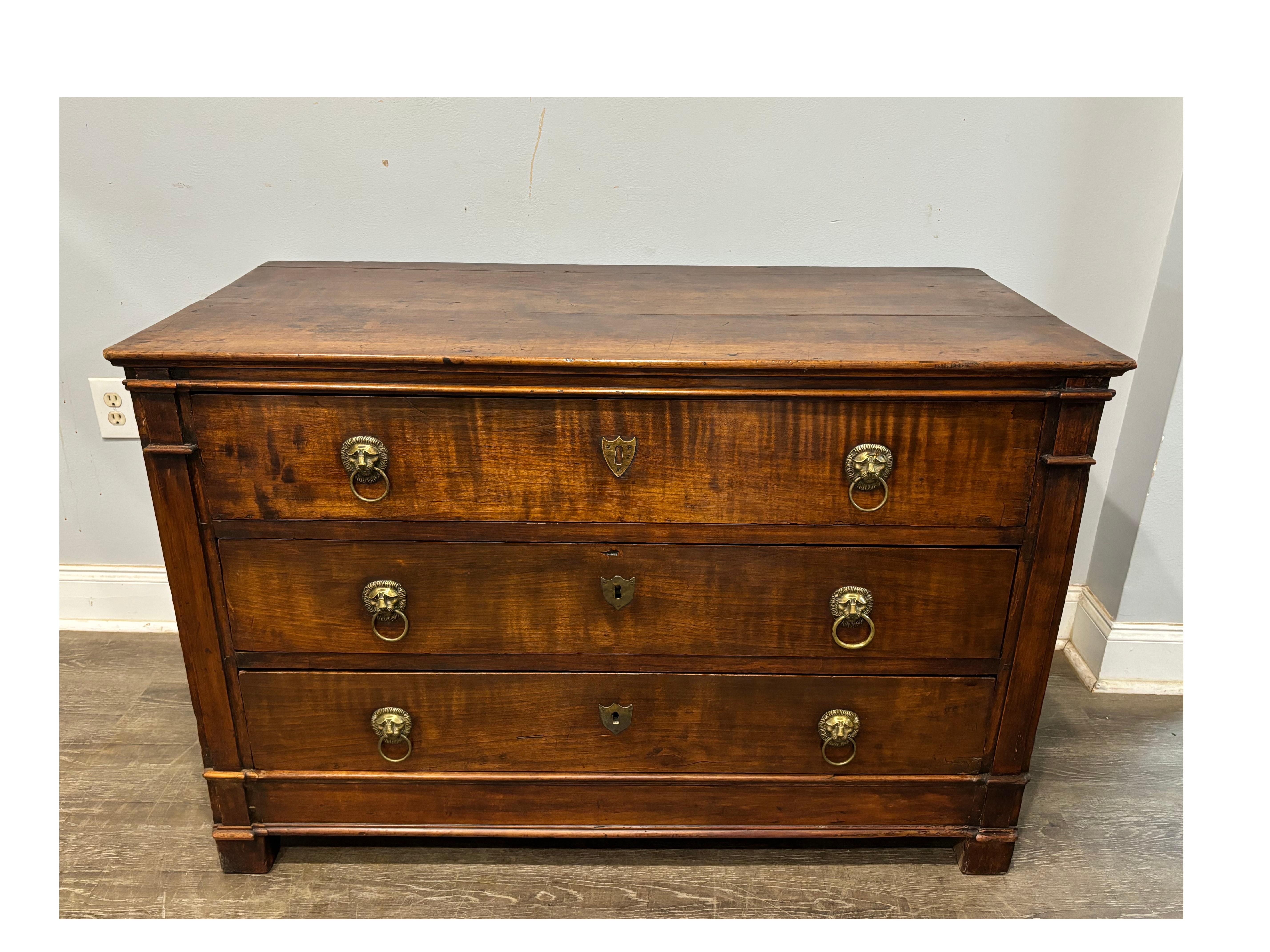Questa toilette è realizzata in legno di noce. Si tratta del periodo del Direttorio francese, un periodo breve della storia francese. Ha un aspetto elegante e rustico.