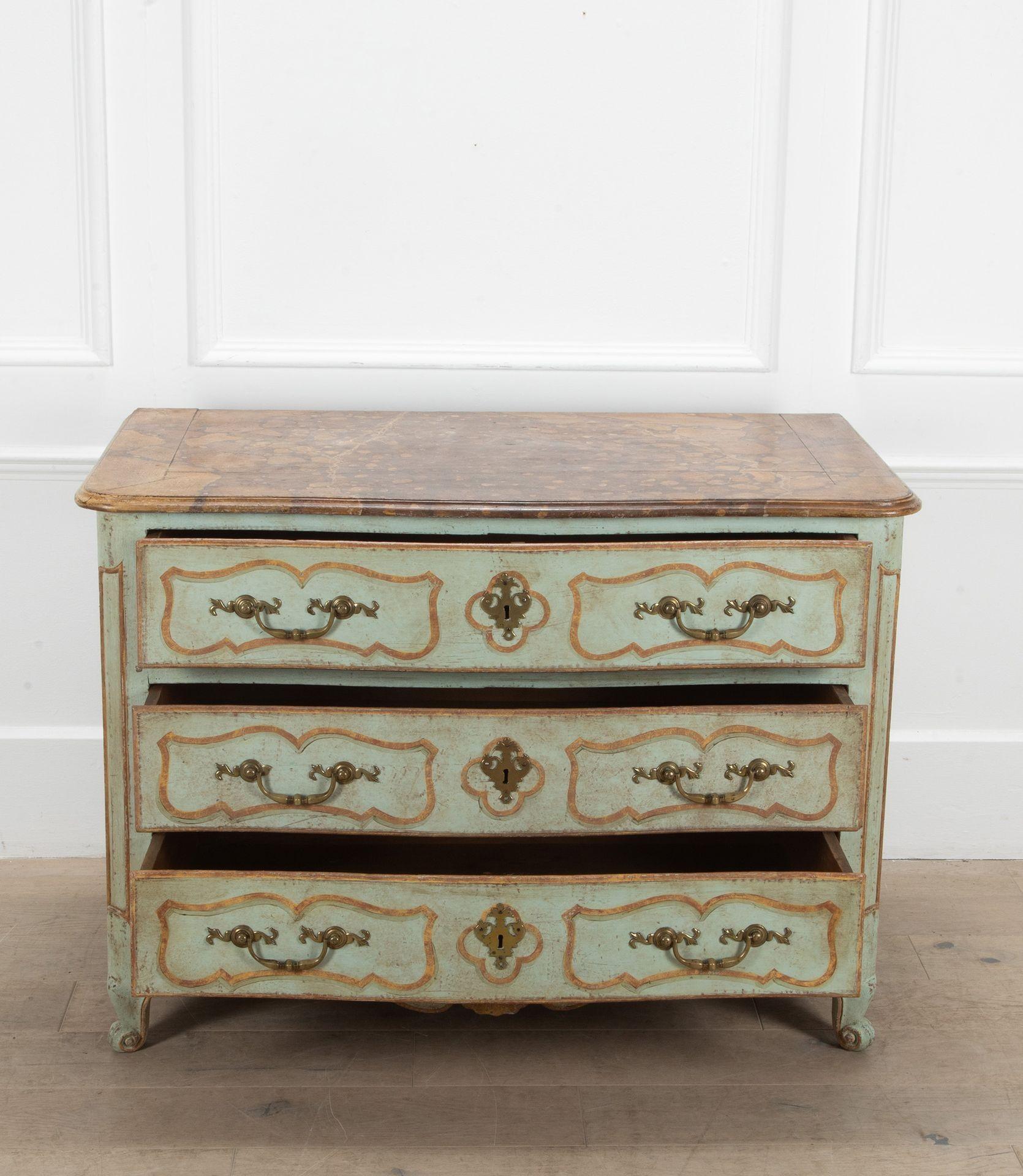 Magnifique commode peinte du XVIIIe siècle.
Avec le plus beau plateau en faux marbre peint.
Un bleu pâle typiquement provençal avec des rehauts de dorure sur les moulures et la coquille centrale au fond de la commode.
Circa 1780.