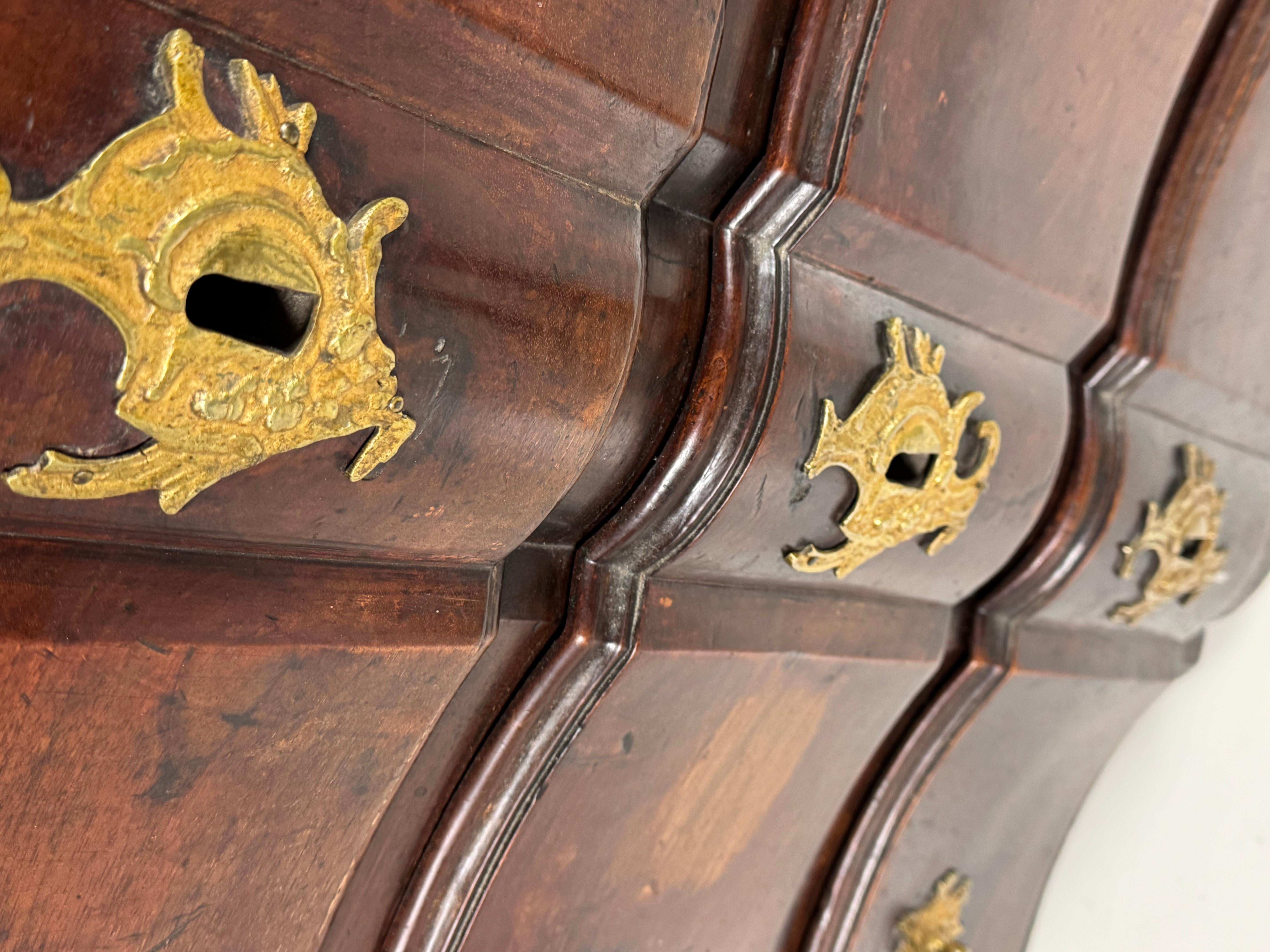 Francese Commode francese del XVIII secolo in vendita
