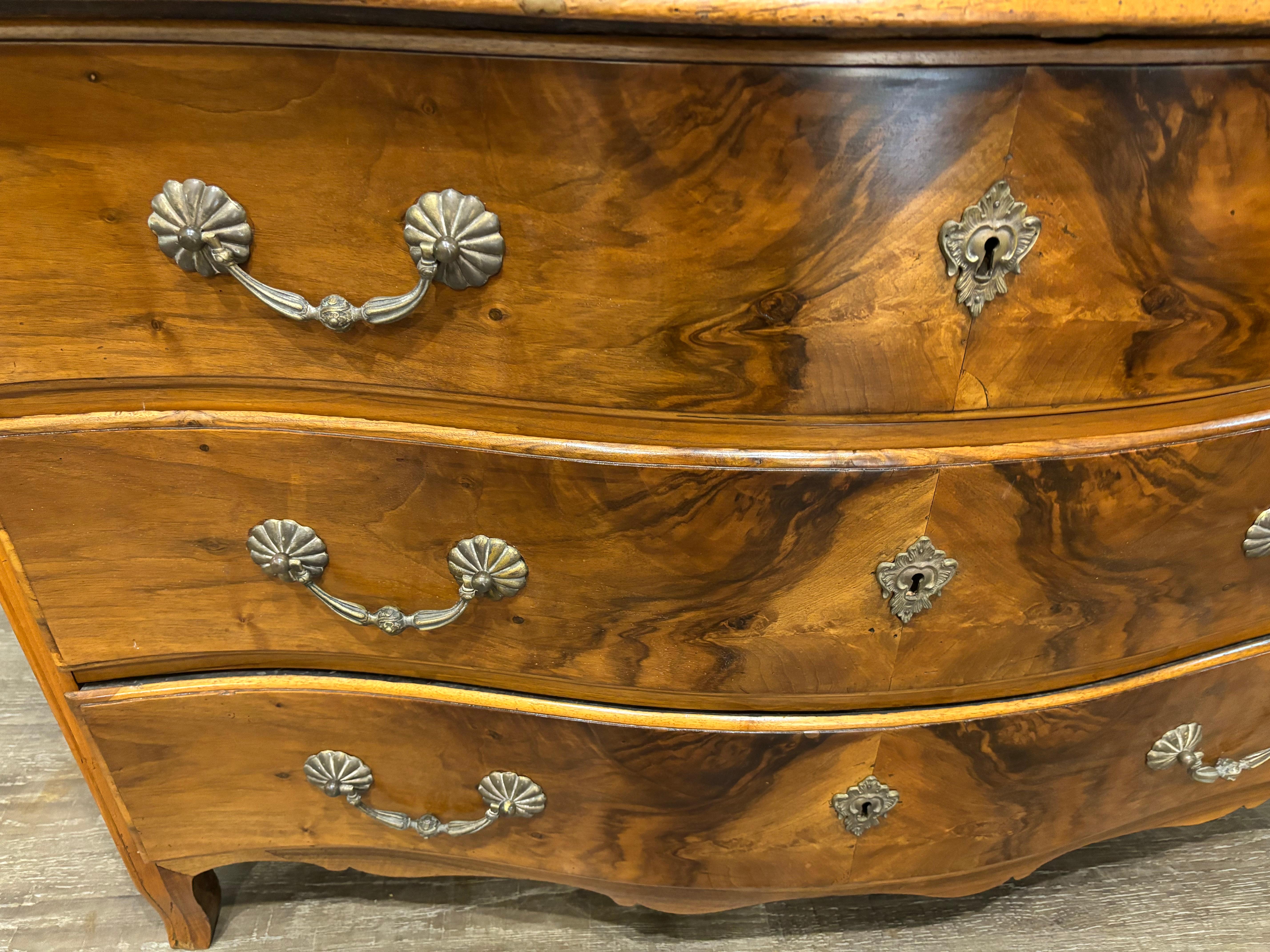 Francese Commode francese del XVIII secolo in vendita