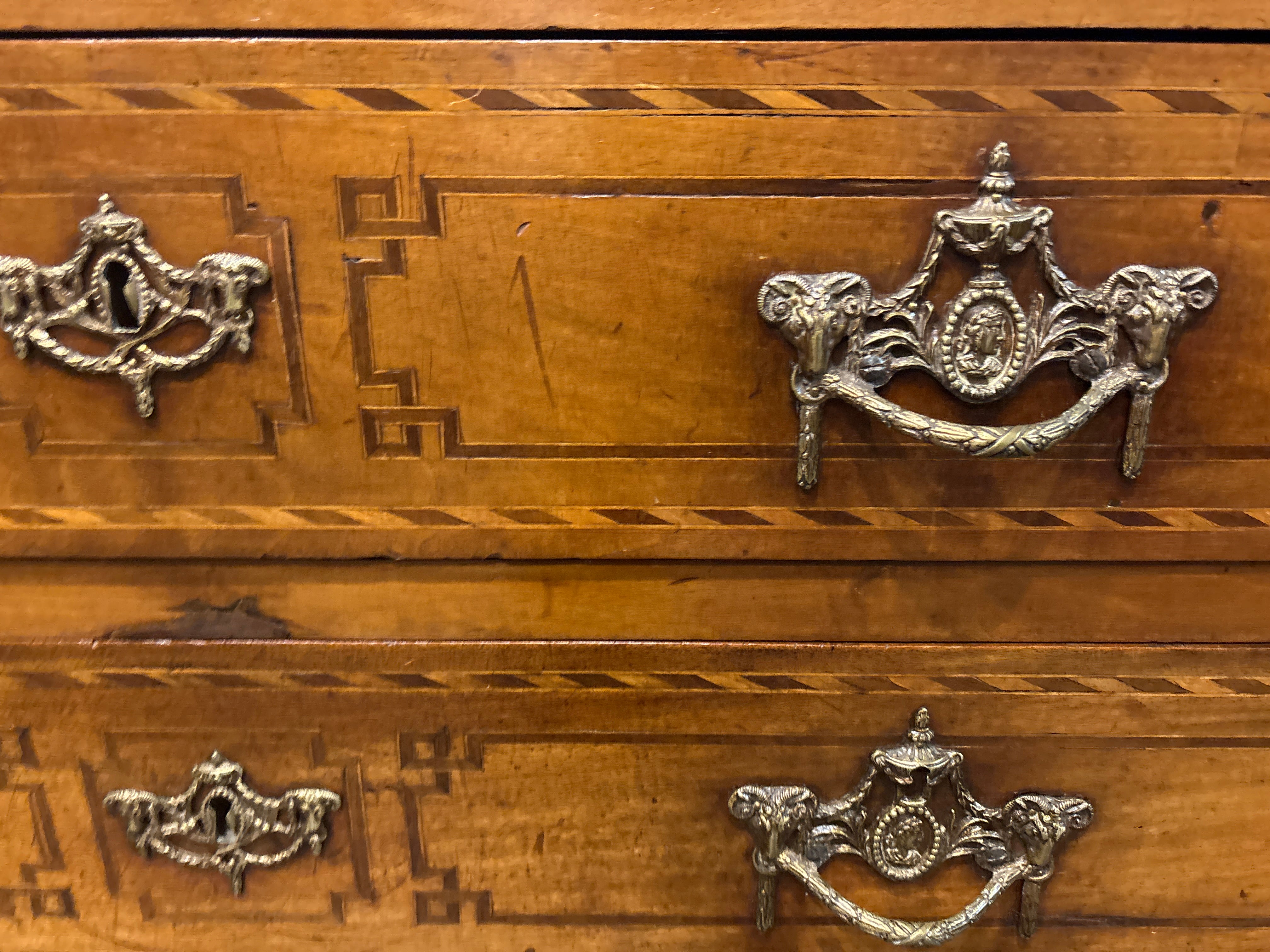 Francese Commode francese del XVIII secolo in vendita