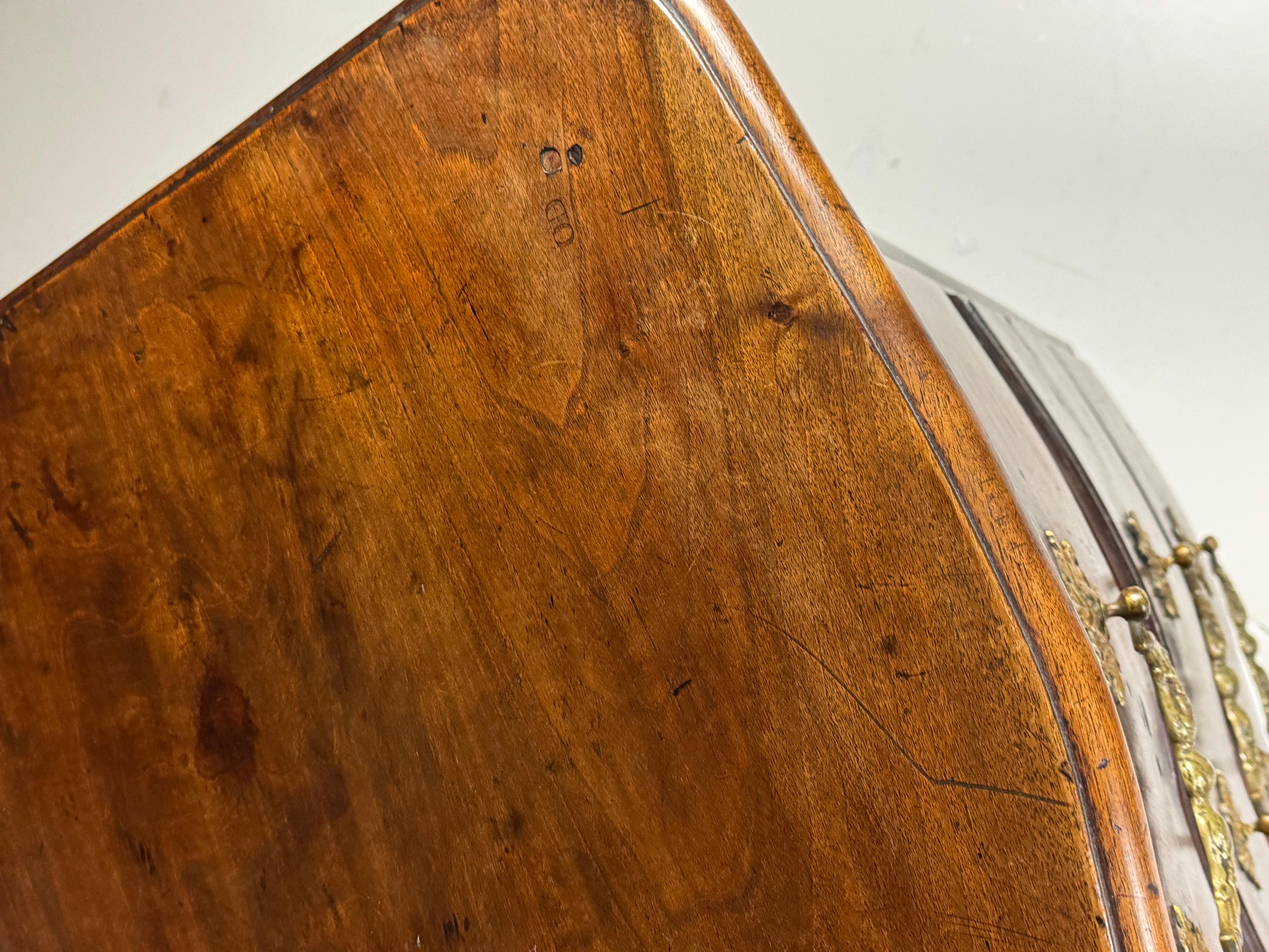Commode francese del XVIII secolo In condizioni buone in vendita a MILL, NL