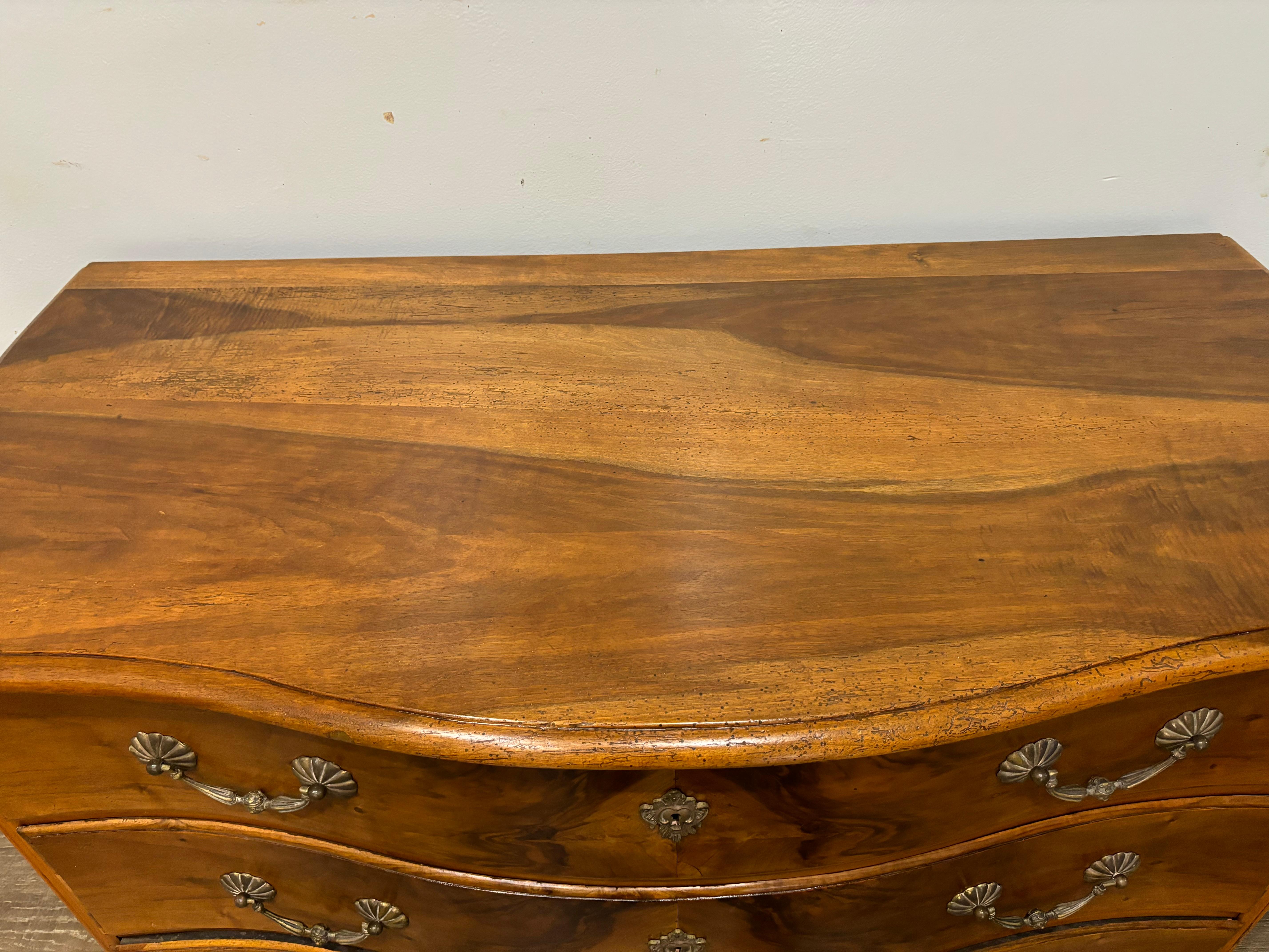 Commode francese del XVIII secolo In condizioni buone in vendita a Stockbridge, GA