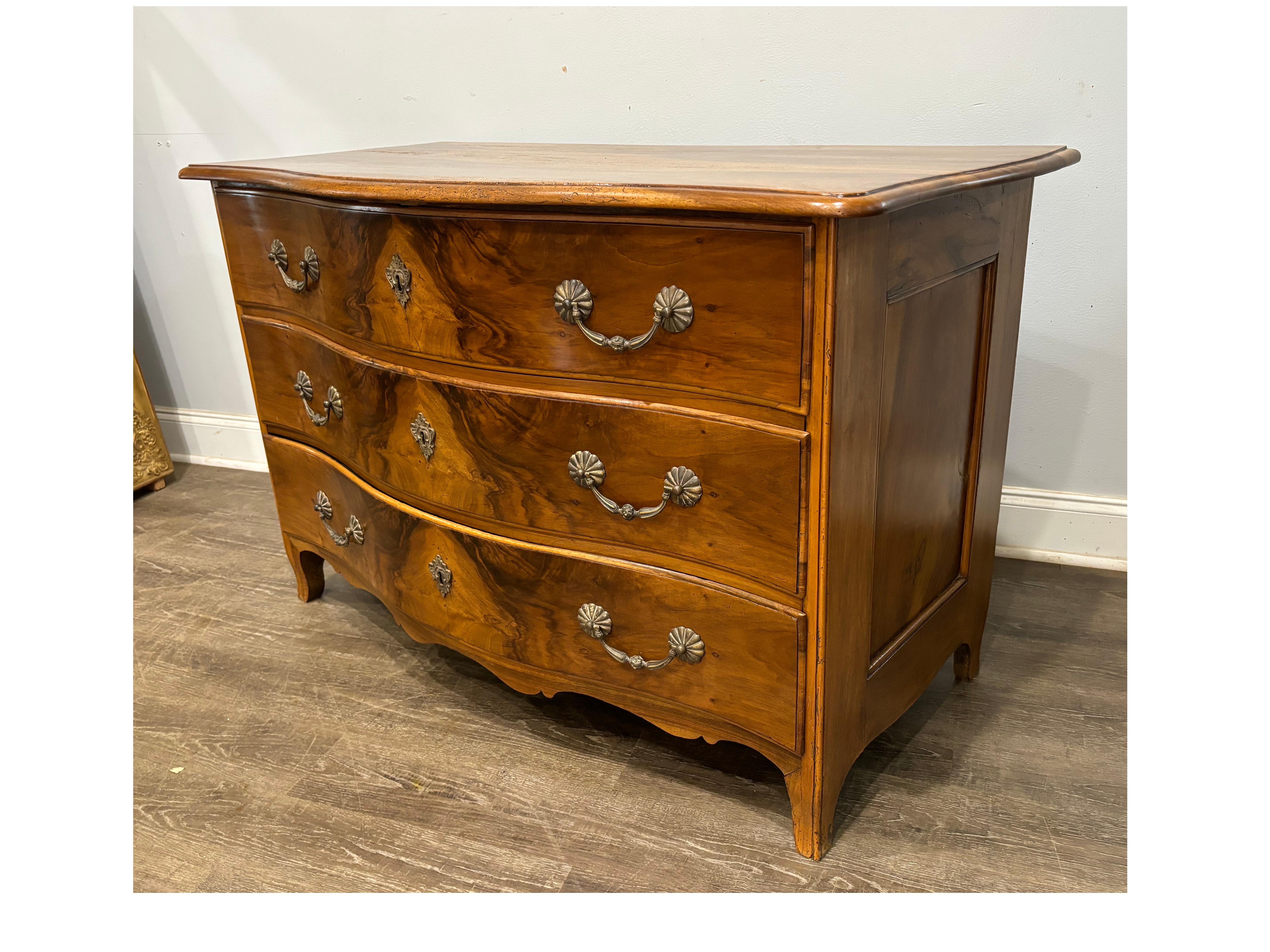 Noce Commode francese del XVIII secolo in vendita