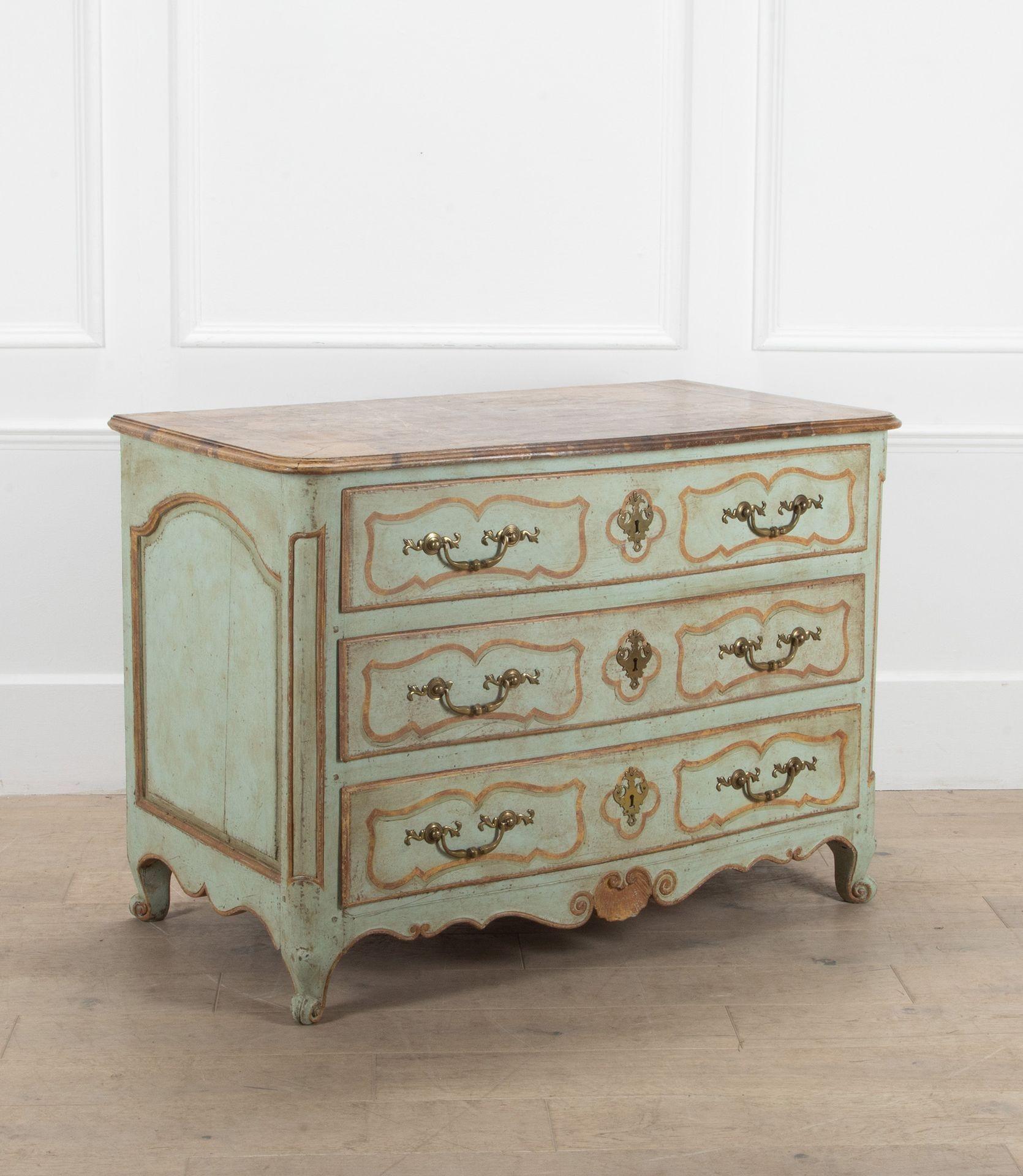 Commode française du XVIIIe siècle en vente 1