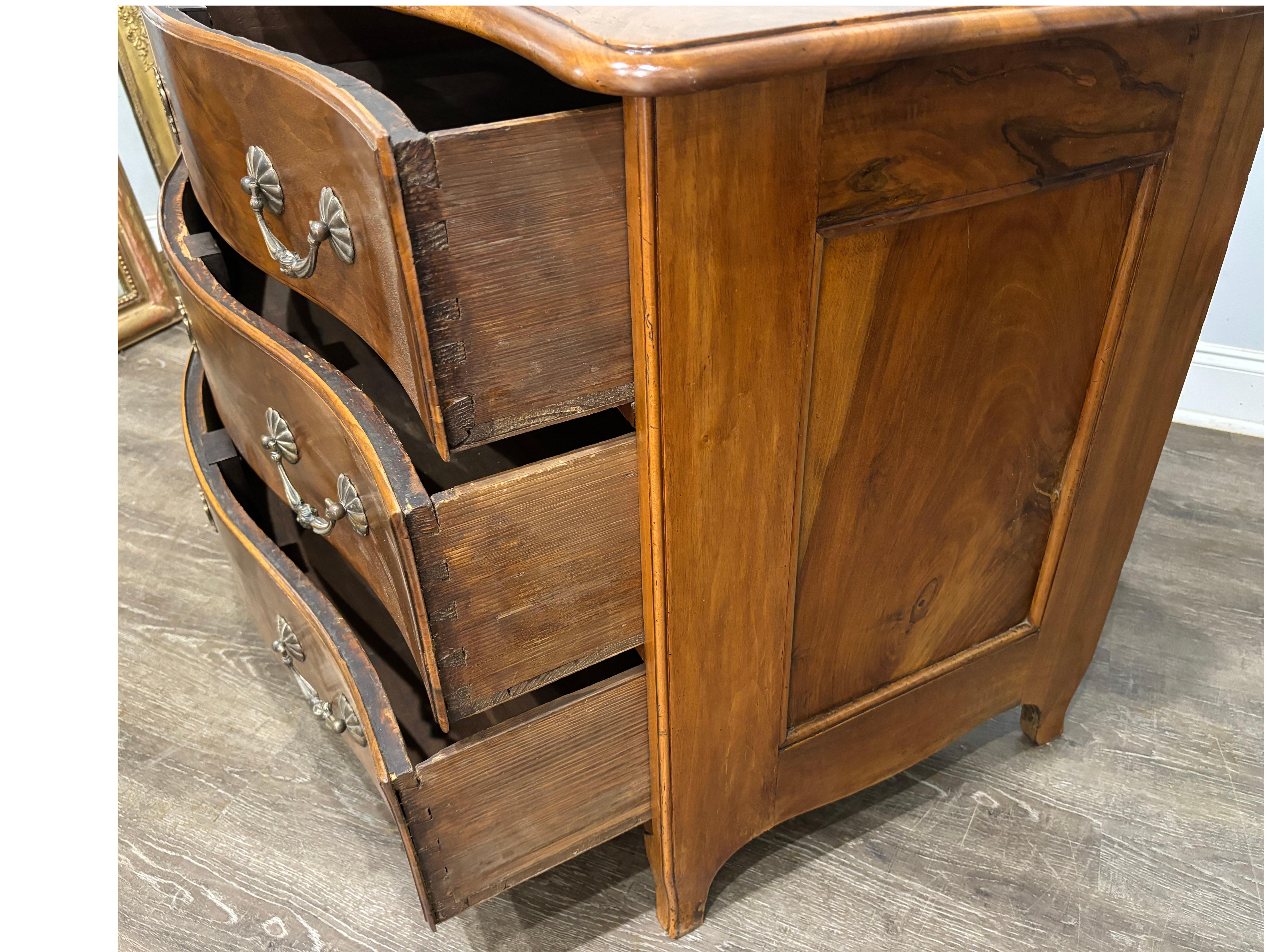 Commode francese del XVIII secolo in vendita 2