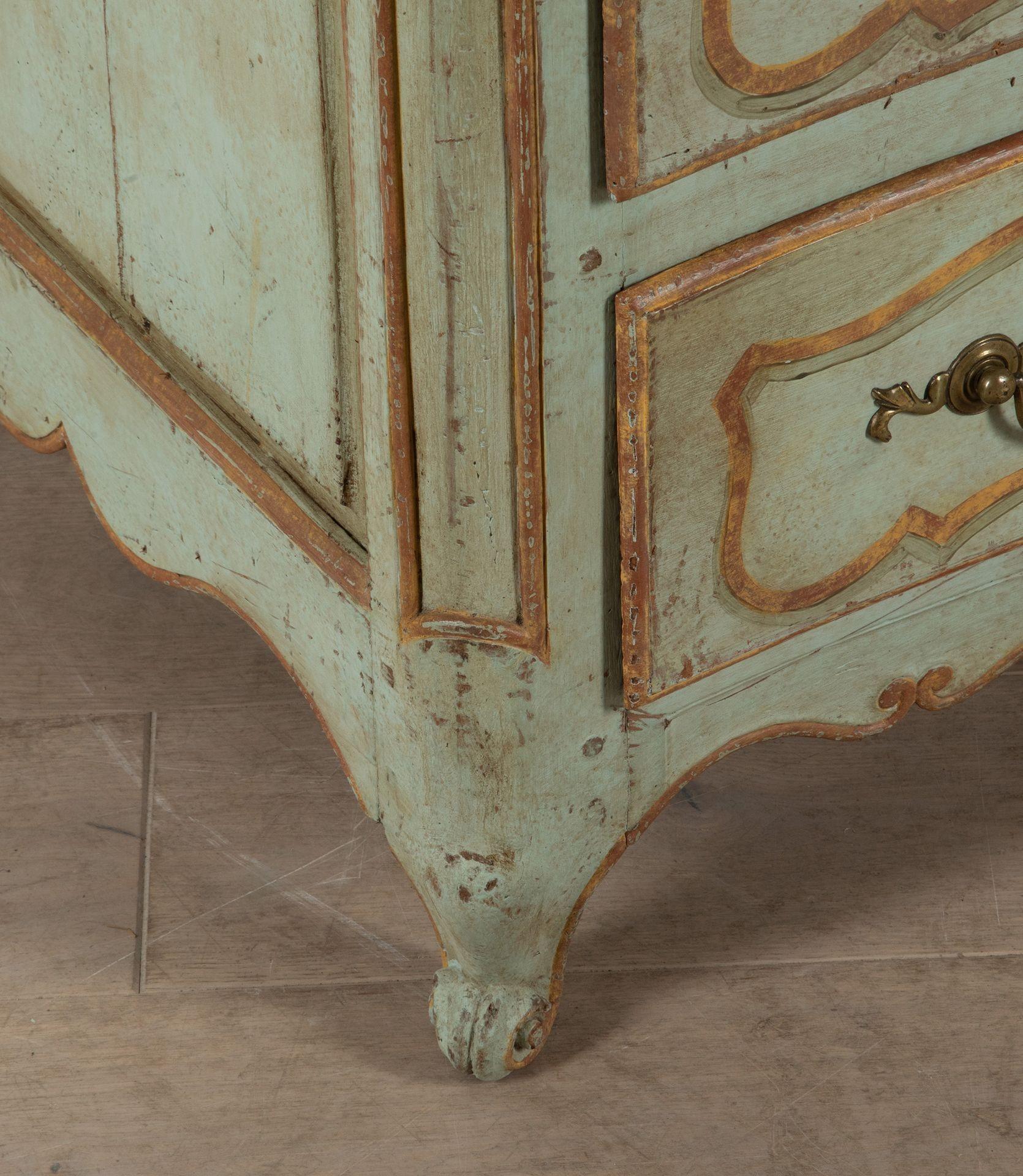 Commode française du XVIIIe siècle en vente 2