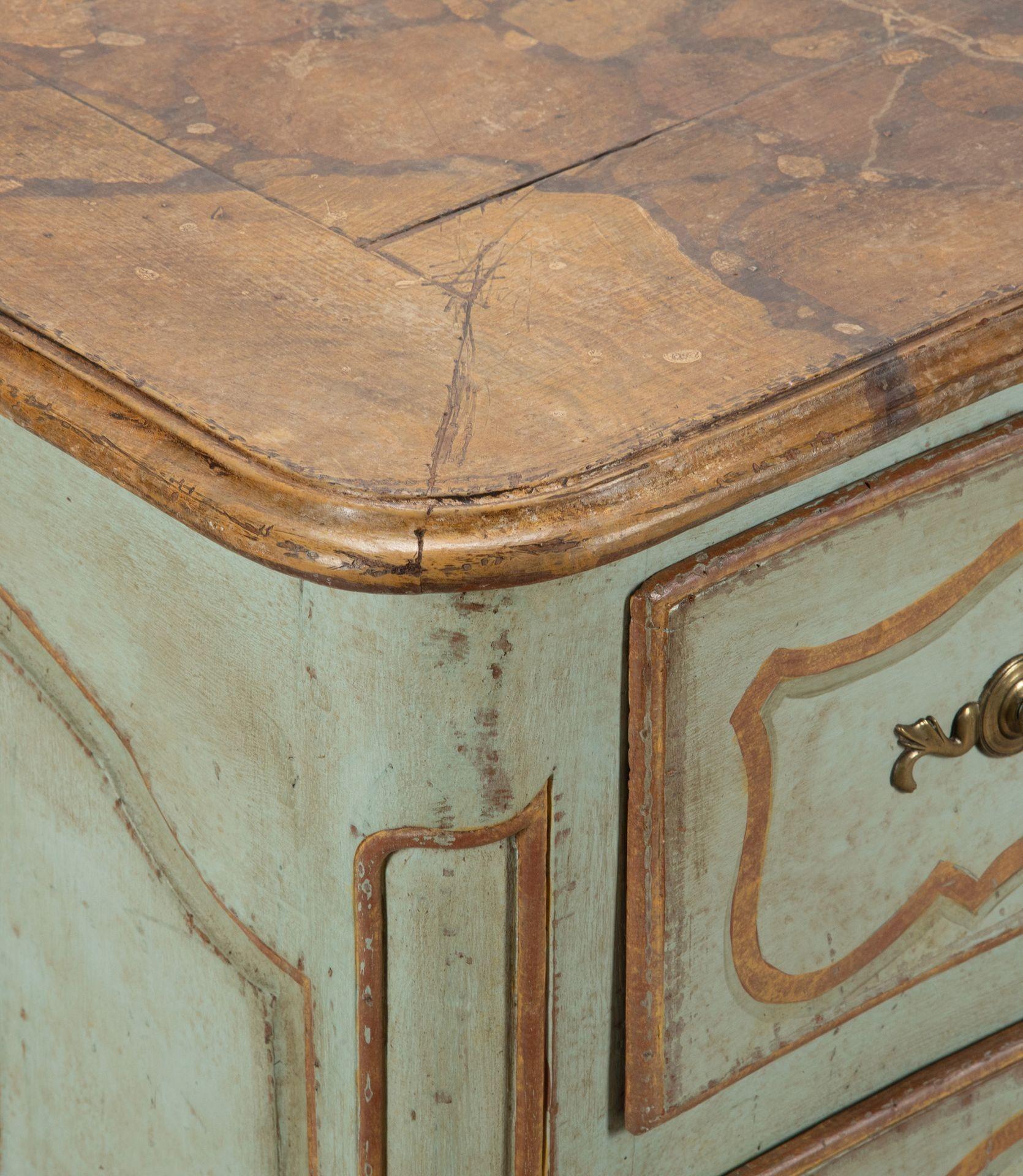 Commode française du XVIIIe siècle en vente 3