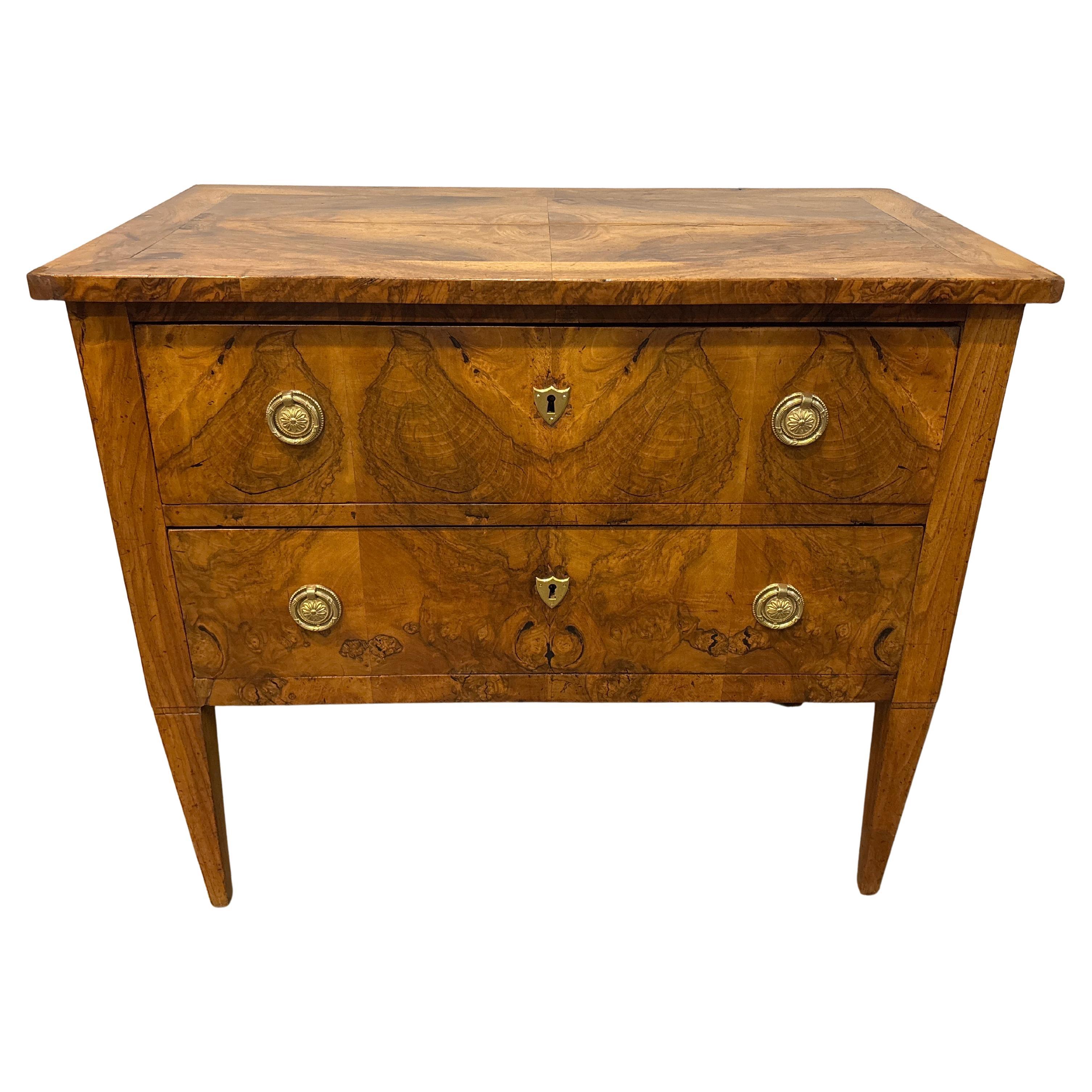 Diese schöne Commode Sauteuse aus dem 18. Jahrhundert ist aus einem prächtigen geflammten blonden Nussbaum gefertigt. Sie wird Commode Sauteuse genannt, weil sie 2 Schubladen und lange Beine hat.
