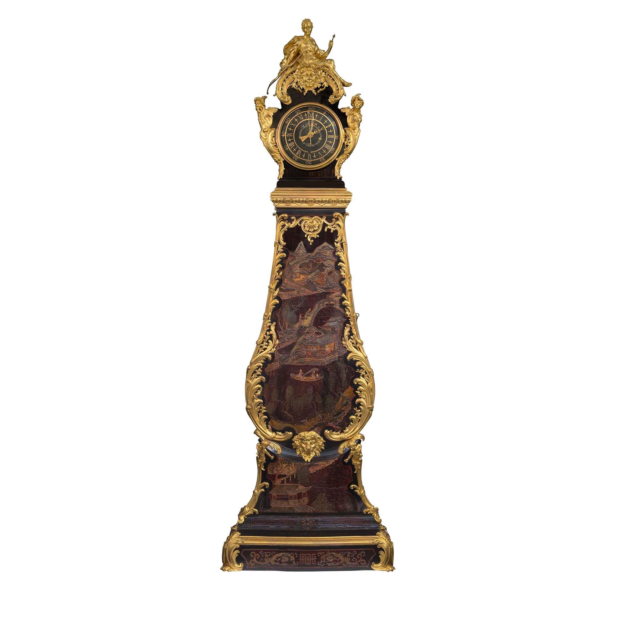 Magnifique horloge grand-père française du XVIIIe siècle en coromandel et bronze doré, par André Furet. Cette horloge unique et de grande qualité est surmontée d'une base rectangulaire avec une façade légèrement bombée et d'impressionnantes montures