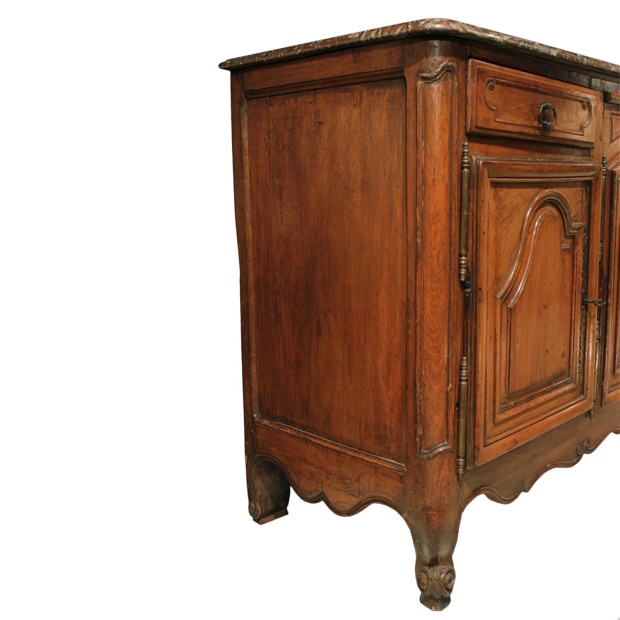 Fino al XVIII secolo Buffet in legno di noce del periodo Luigi XV francese del XVIII secolo in vendita