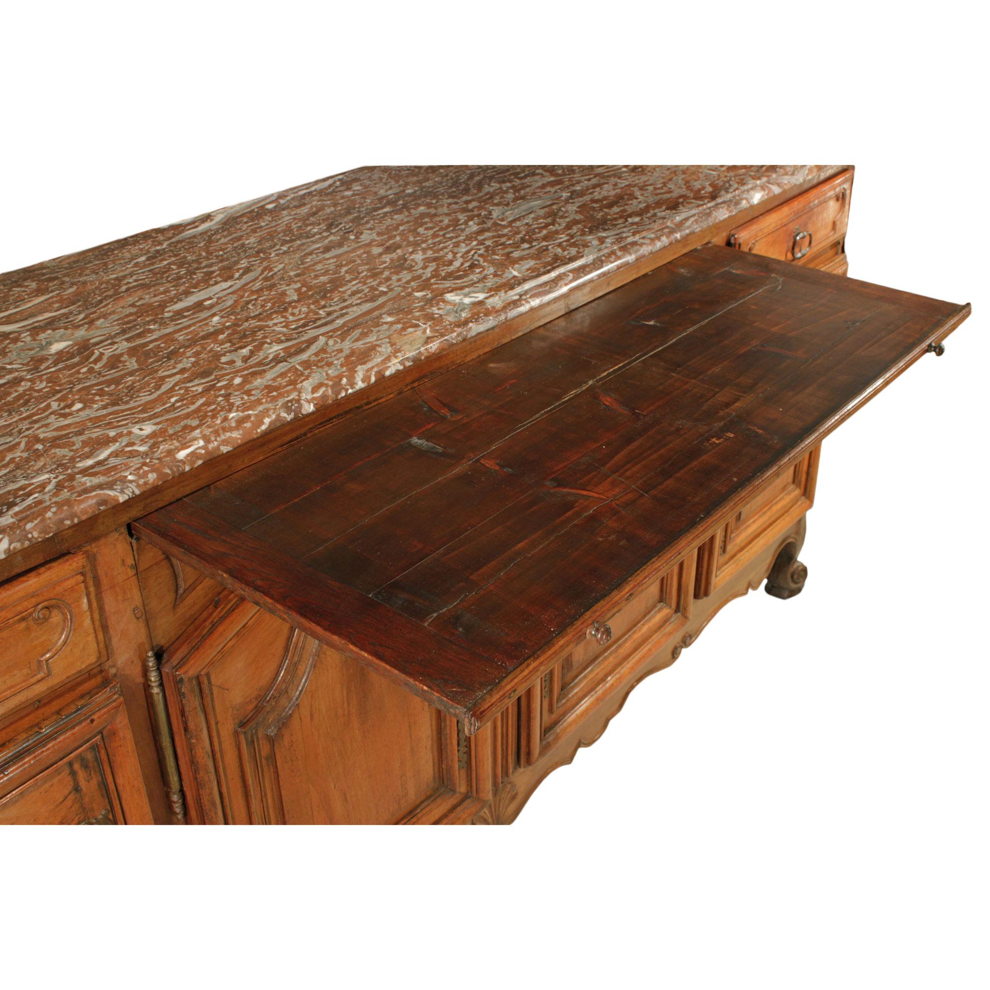 Noce Buffet in legno di noce del periodo Luigi XV francese del XVIII secolo in vendita