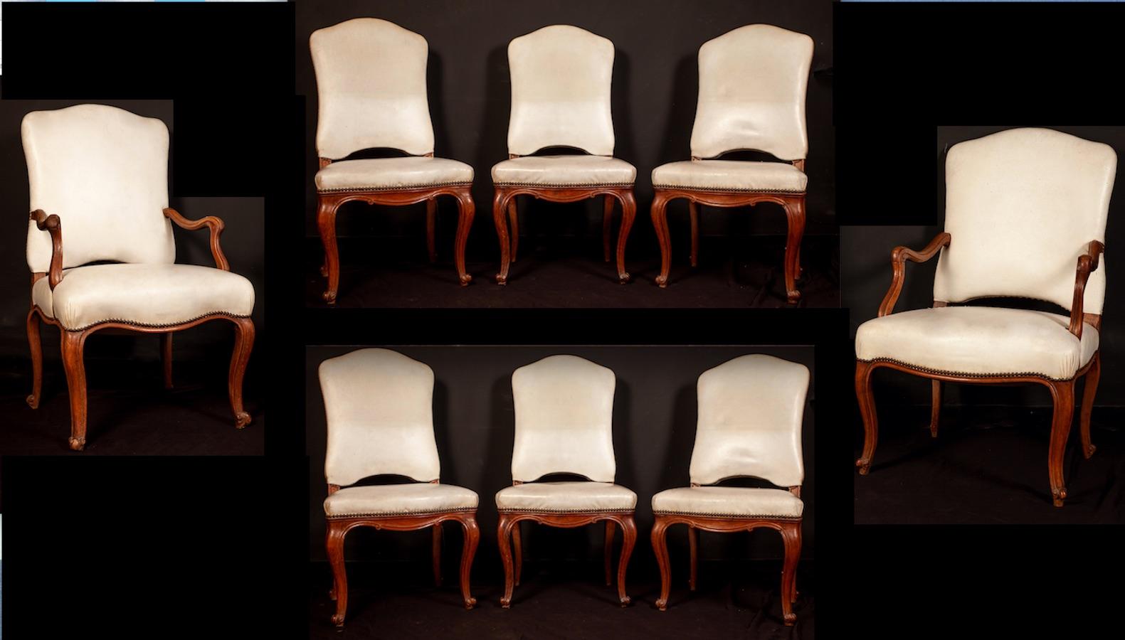 Ensemble de salle à manger français avec six chaises et deux fauteuils. On peut vendre les six chaises également séparées. La sellerie en cuir blanc est avec une usure du temps .
  