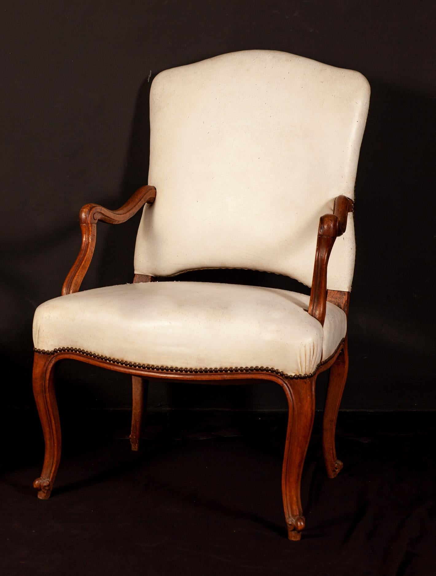 Louis XV French Room, salle à manger du XVIIIe siècle Six chaises et deux fauteuils, 1760 en vente