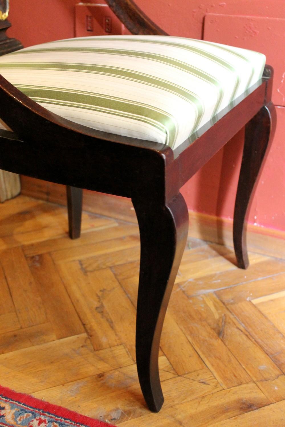 French 18th Century Directoire Mahogany Chairs with Silk Blend Upholster Fabric For Sale 4