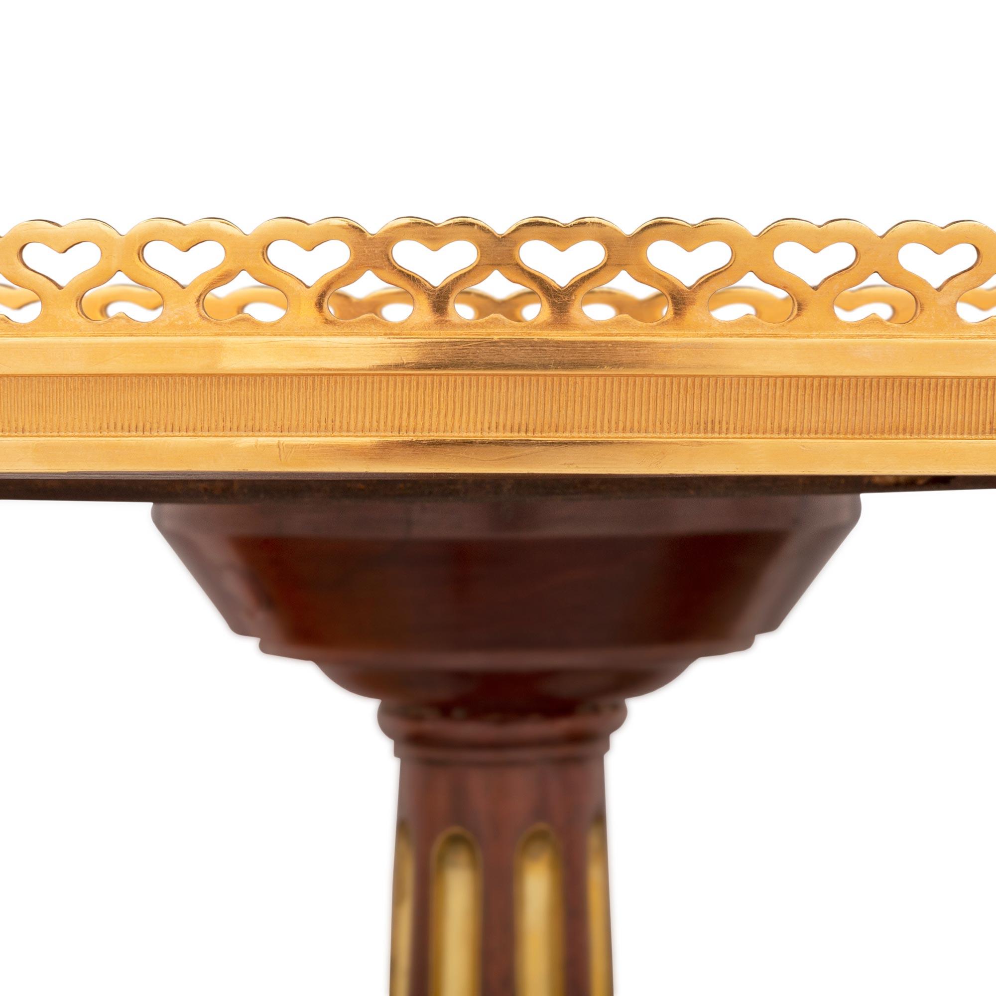 Table d'appoint française d'époque Directoire du XVIIIe siècle en acajou, bronze doré et laiton Bon état - En vente à West Palm Beach, FL