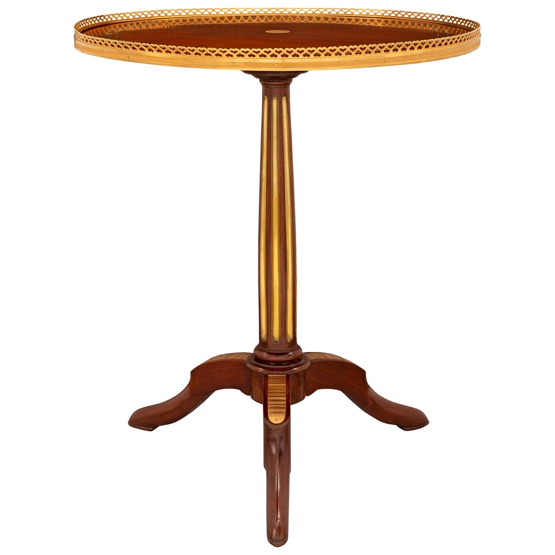 Table d'appoint française d'époque Directoire du XVIIIe siècle en acajou, bronze doré et laiton en vente