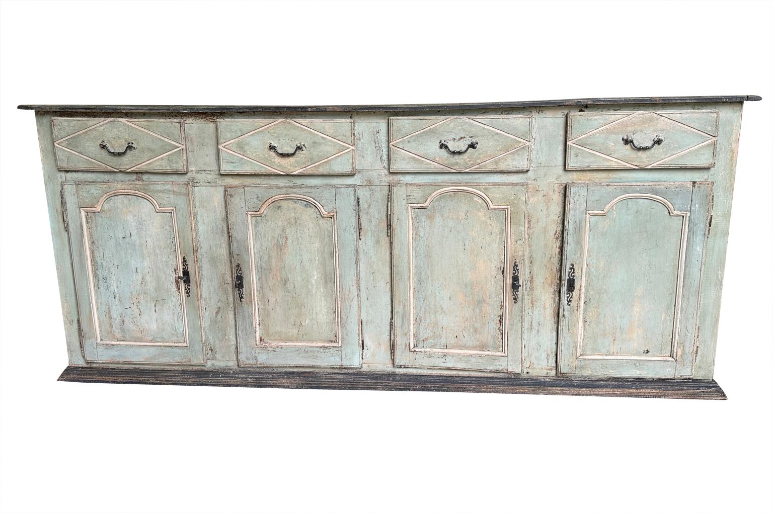 Un'incantevole Enfilade del XVIII secolo proveniente dal sud della Francia.  Splendidamente costruito in rovere dipinto con 4 cassetti e 4 ante su una base a zoccolo.  Bellissima finitura e patina.