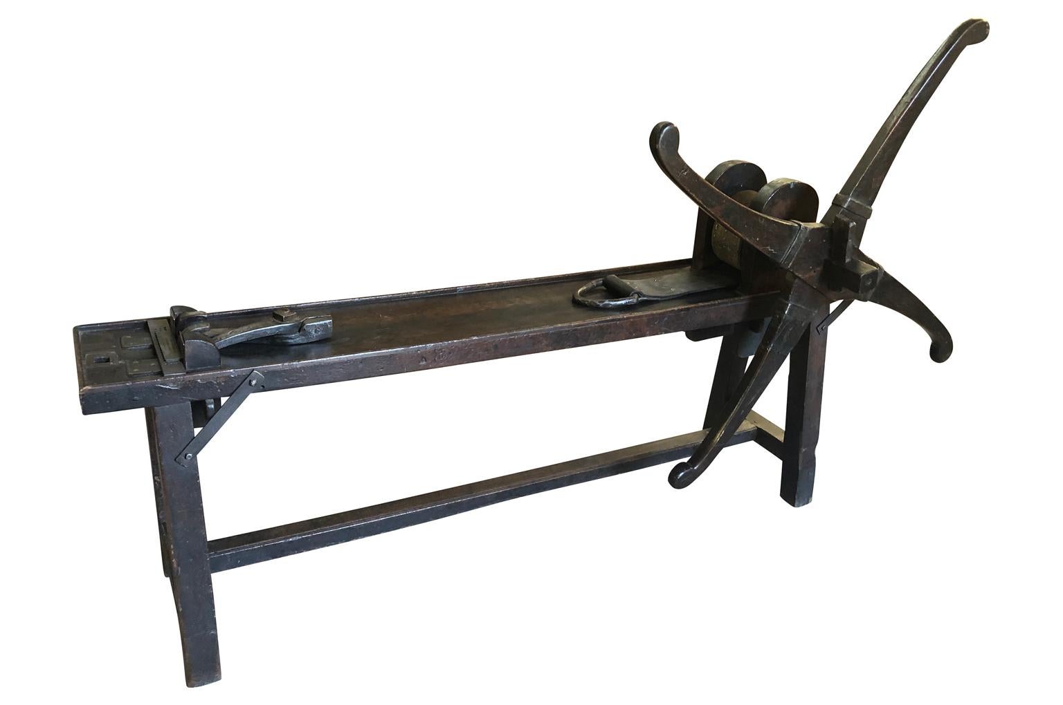 Ein faszinierendes französisches Etabli aus der Mitte des 18. Jahrhunderts - Arbeitstisch zur Herstellung von Kupfer- oder Metalldrähten. Wunderschön aus Holz gefertigt, mit Spinnrad, Lederriemen und wunderschönen Eisenbeschlägen. Ein echtes