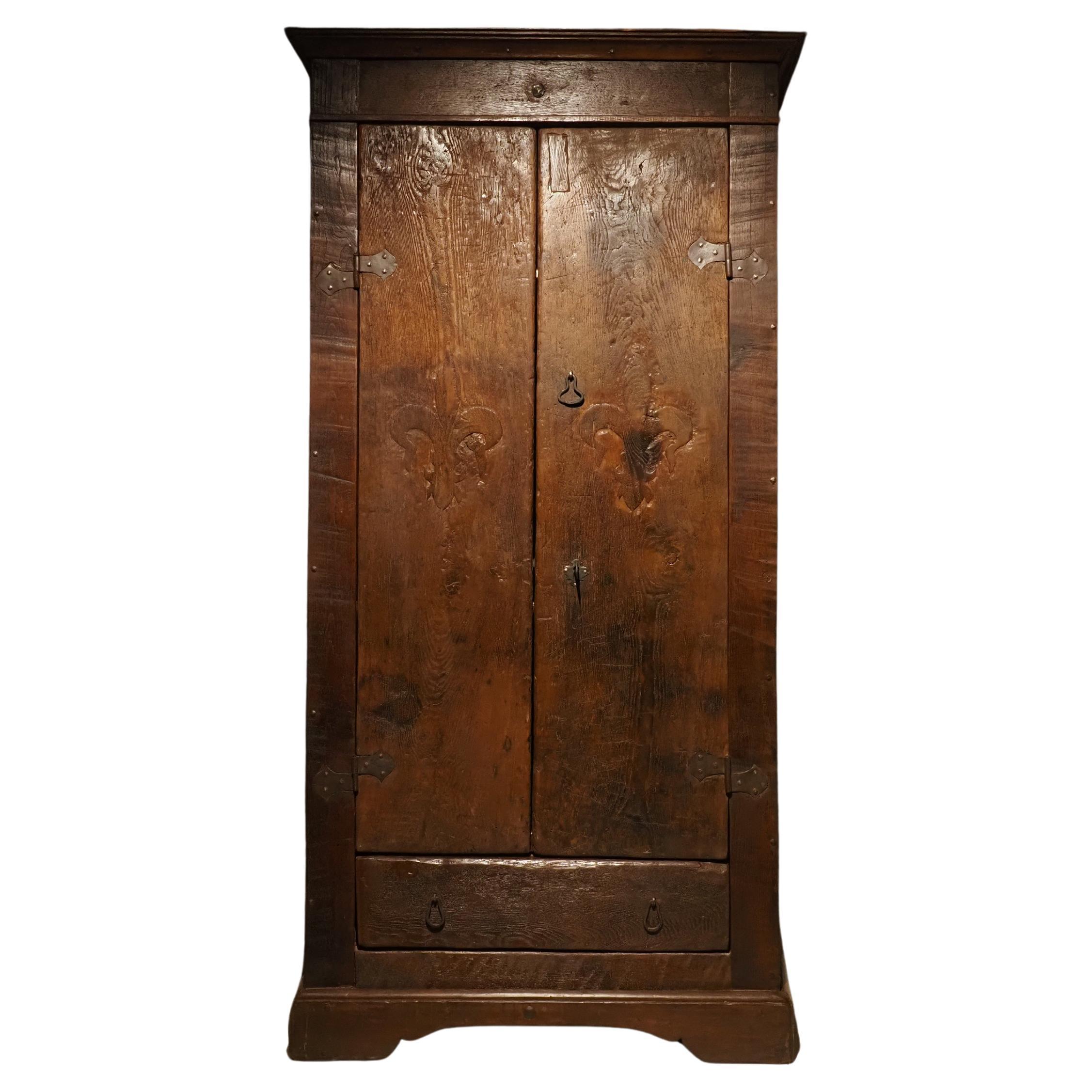 Französischer "fleur-de-lis"-Schrank aus dem 18. im Angebot