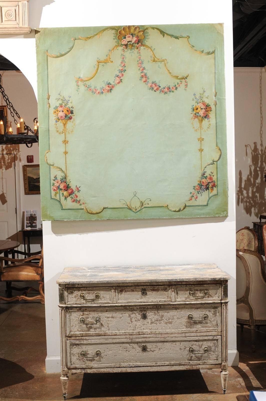 Panneau de toile peinte à motifs floraux:: datant du XVIIIe siècle:: provenant d'un manoir d'Angers:: dans la vallée de la Loire. Ce panneau de toile française a passé sa vie dans l'une des plus belles régions de France:: la vallée de la Loire.