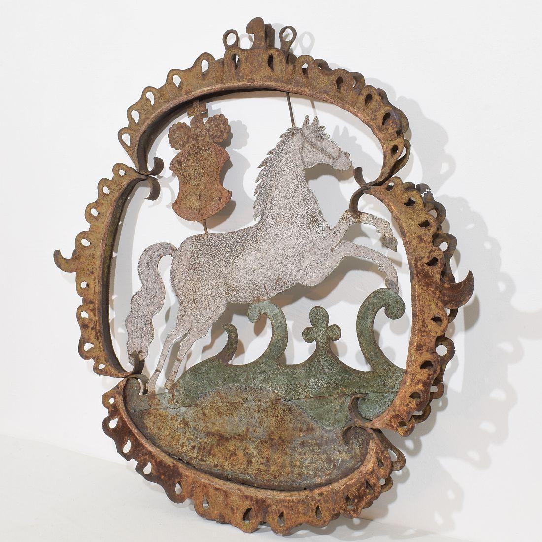 Importante e bella insegna da taverna del XVIII secolo che raffigura un cavallo bianco in groppa a uno stemma coronato.
Molto probabilmente proviene dall'Alsazia, in Francia, viste le influenze tedesche presenti in questo pezzo. 
Se viaggi in