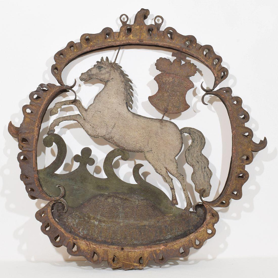 Bedeutendes und schönes Tavernenschild aus dem 18. Jahrhundert, das ein sich aufbäumendes weißes Pferd mit einem gekrönten Wappen auf dem Rücken darstellt.
Höchstwahrscheinlich aus dem Elsass, Frankreich, wegen der deutschen Einflüsse in diesem