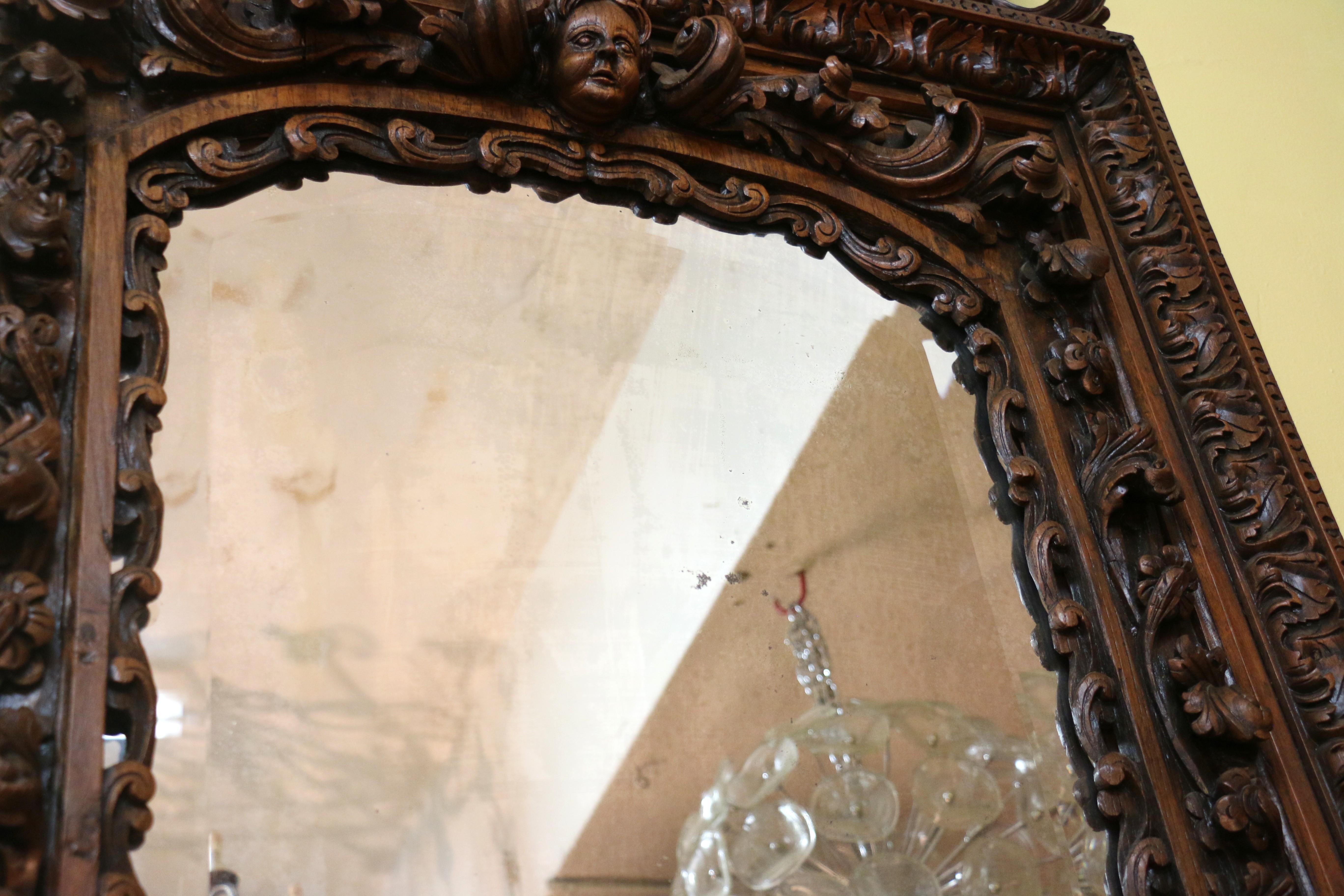 Miroir français du 18ème siècle avec cadre en bois sculpté en vente 4