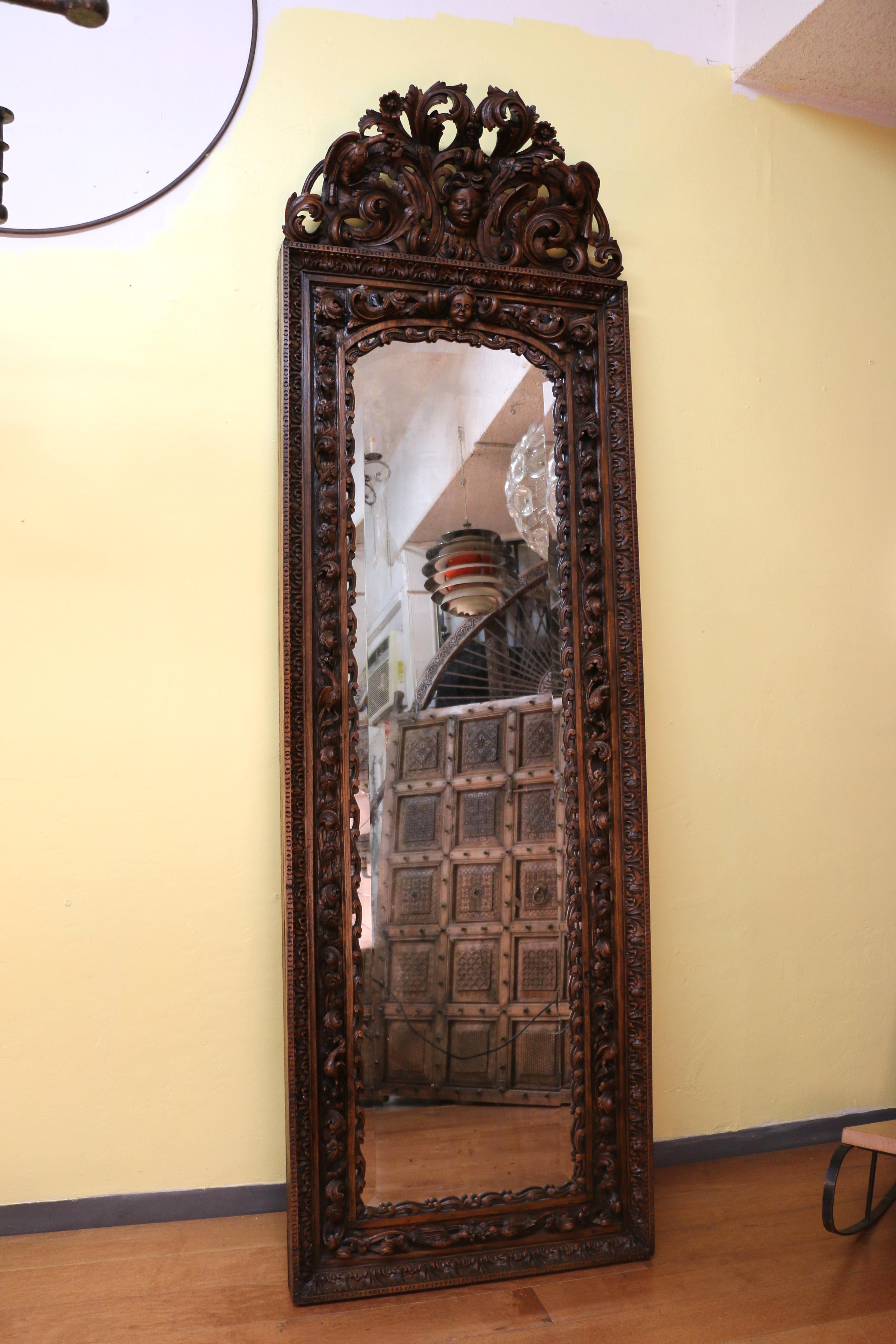Renaissance Miroir français du 18ème siècle avec cadre en bois sculpté en vente