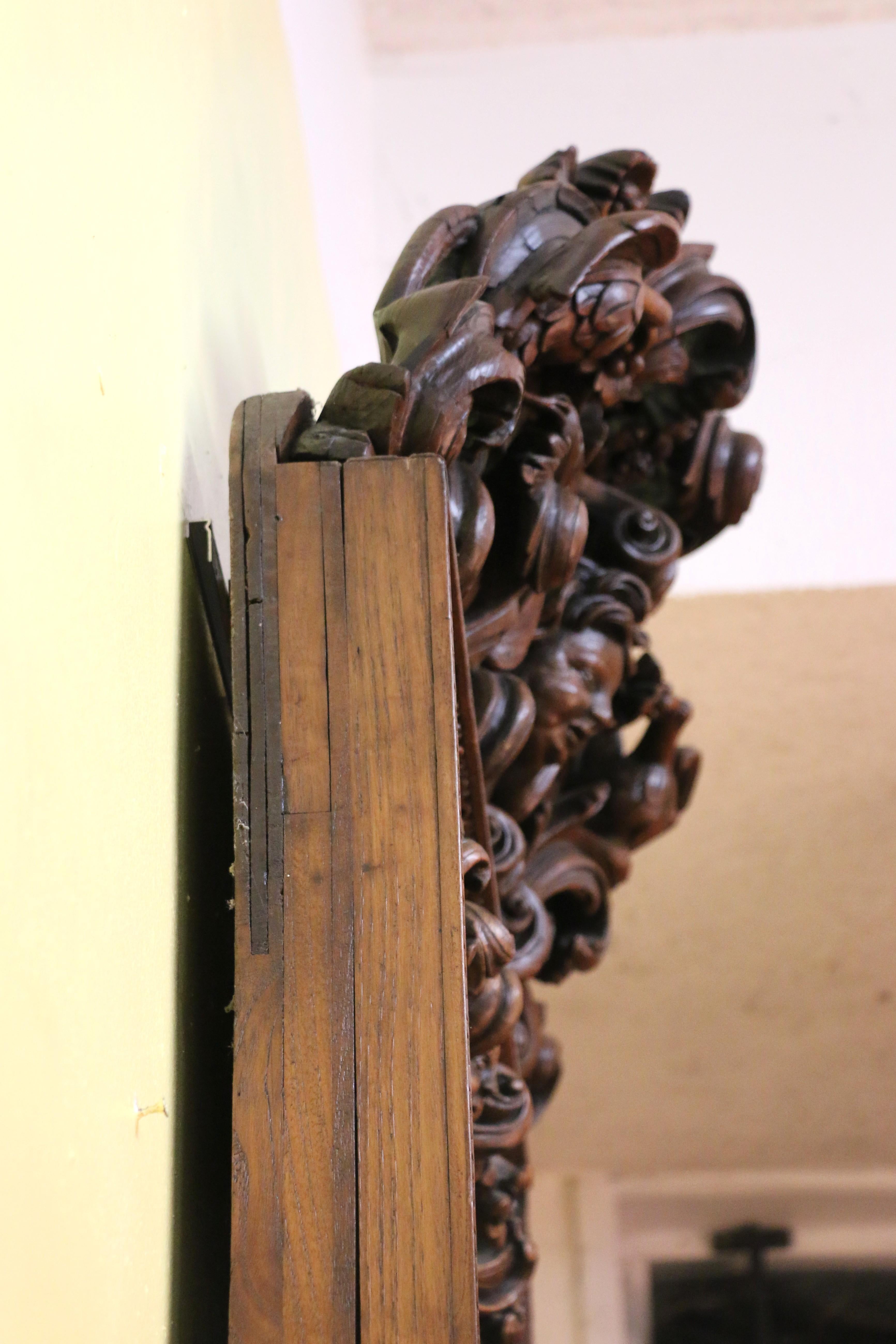Miroir français du 18ème siècle avec cadre en bois sculpté Bon état - En vente à North Hollywood, CA