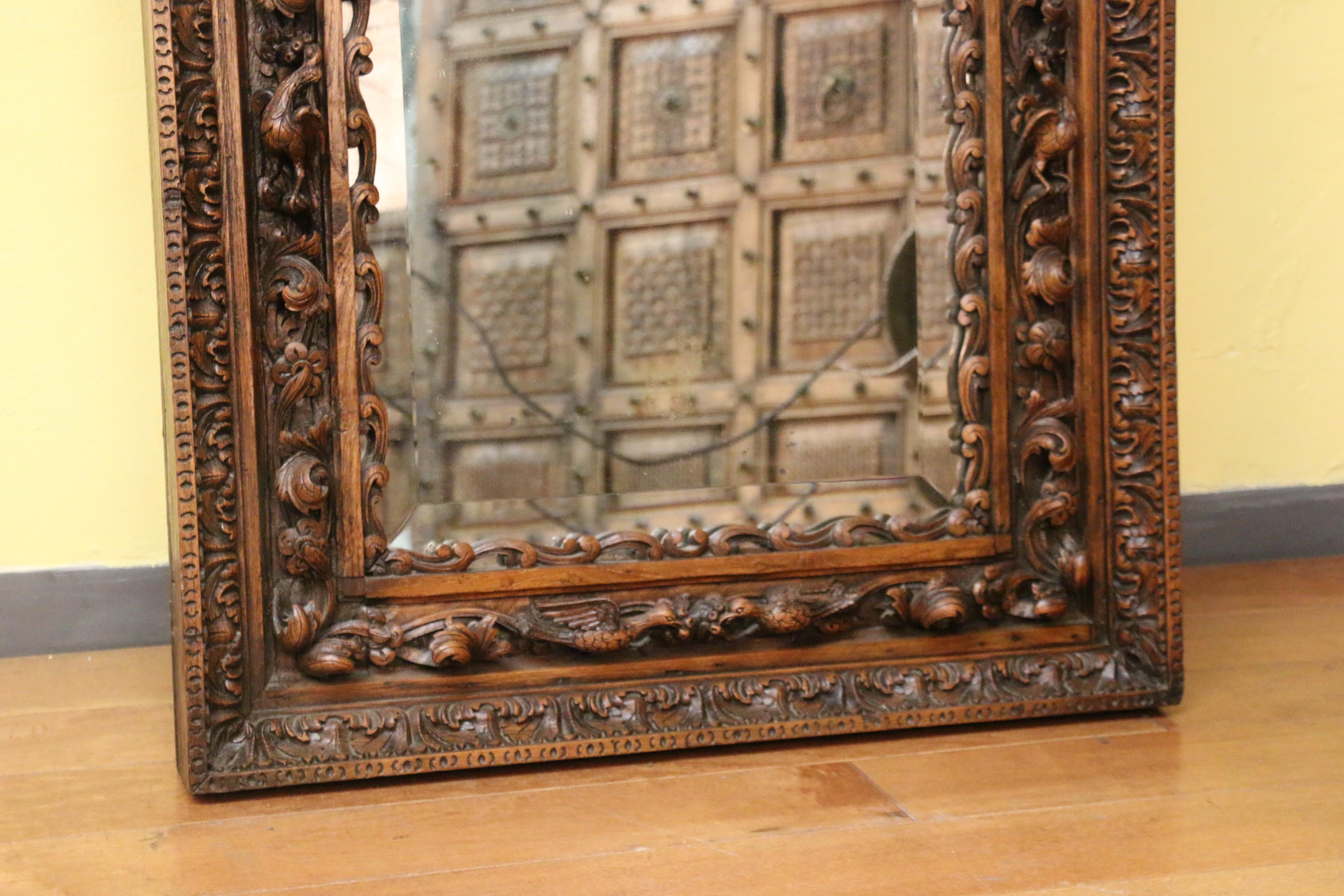 XVIIIe siècle et antérieur Miroir français du 18ème siècle avec cadre en bois sculpté en vente