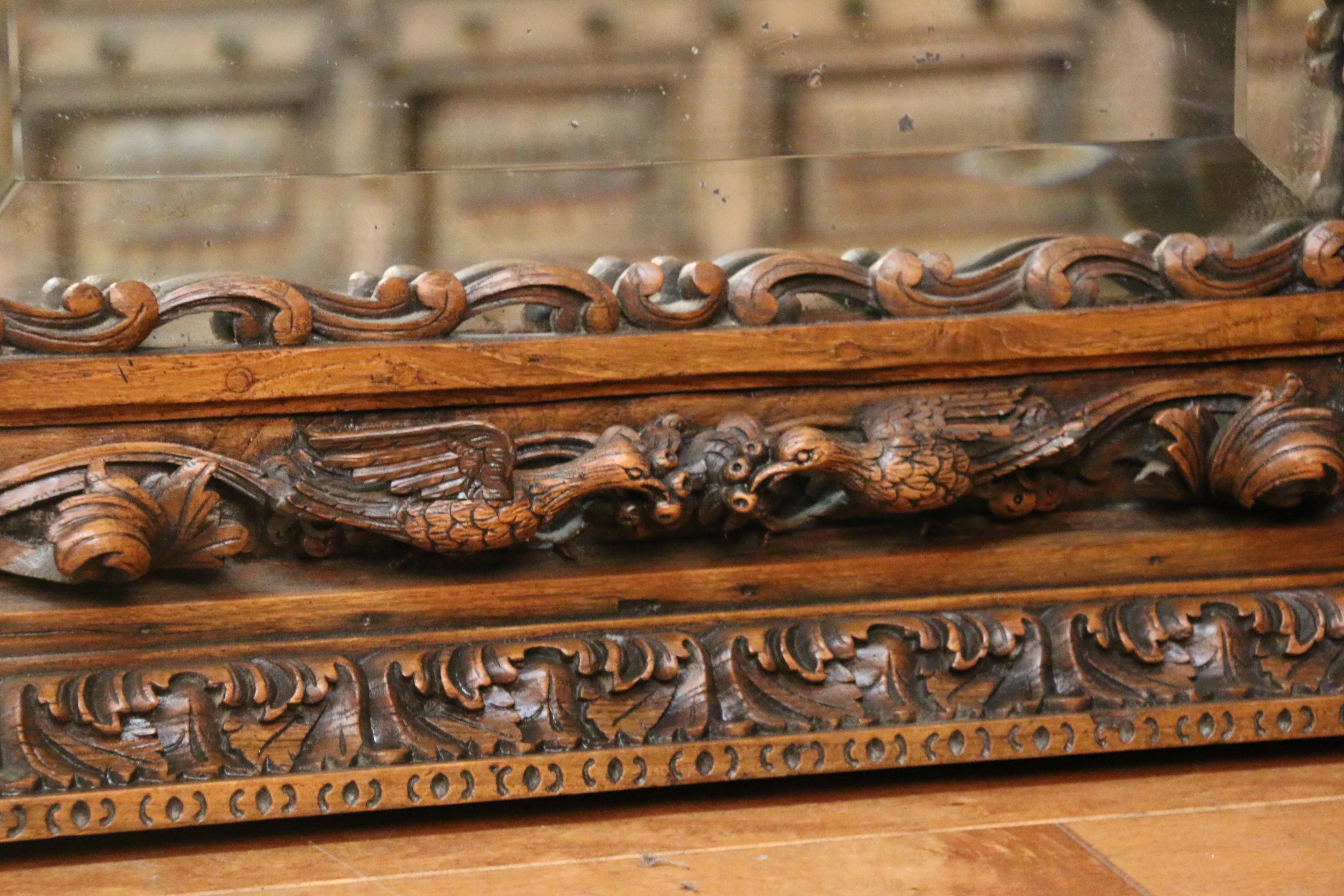 Bois Miroir français du 18ème siècle avec cadre en bois sculpté en vente