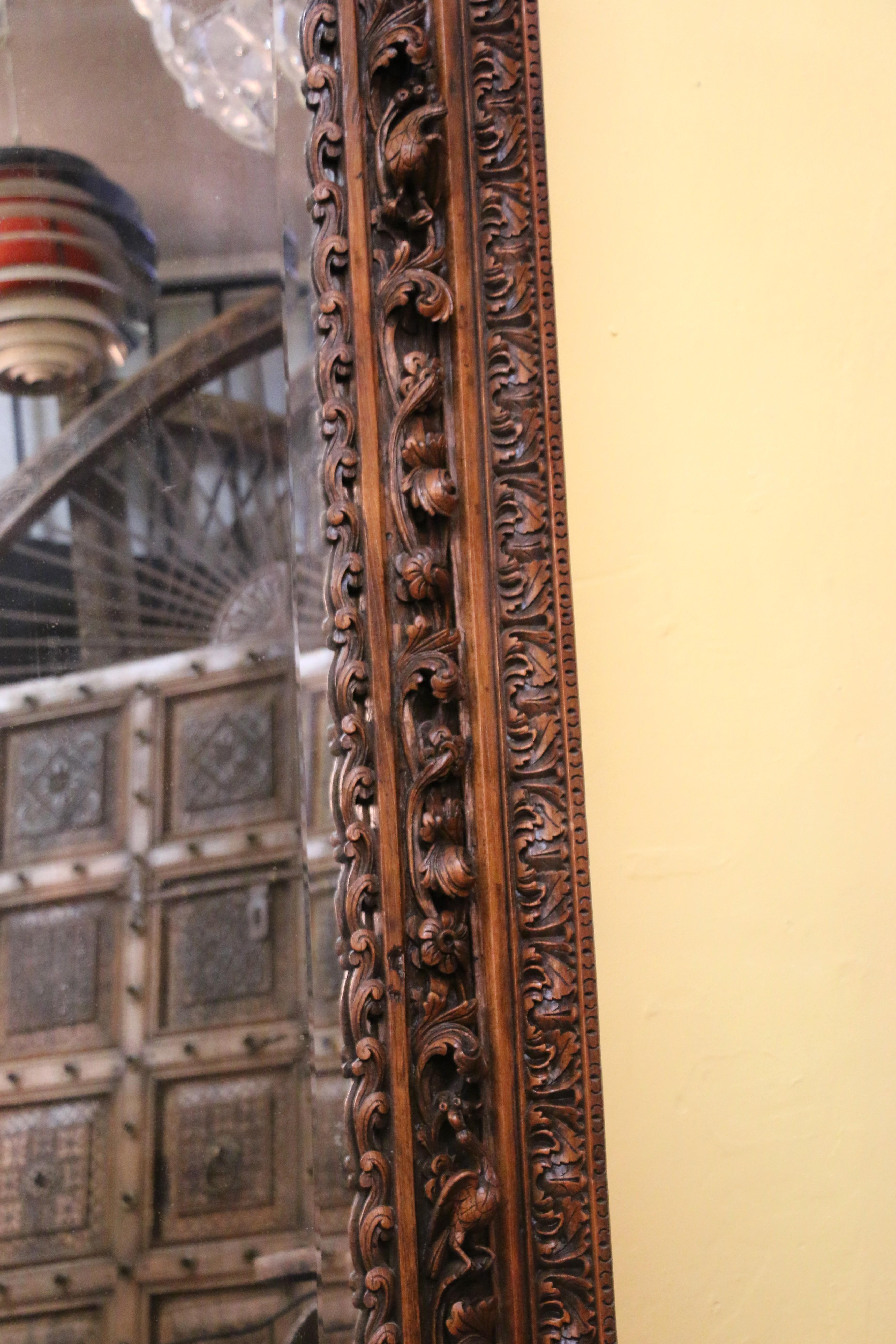 Miroir français du 18ème siècle avec cadre en bois sculpté en vente 1