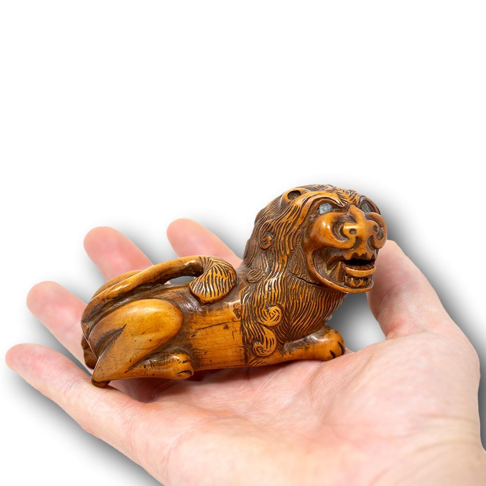 French 18th Century Fruitwood Lion Snuff Box  5