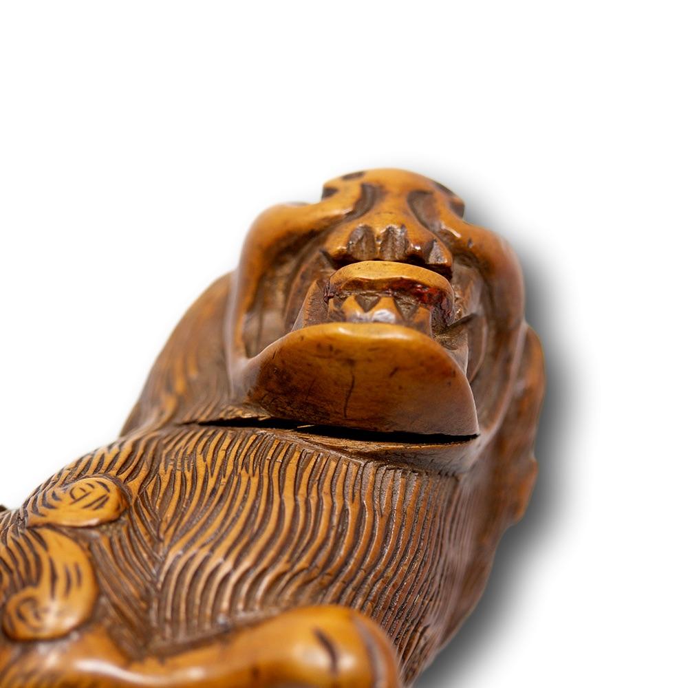 French 18th Century Fruitwood Lion Snuff Box  6