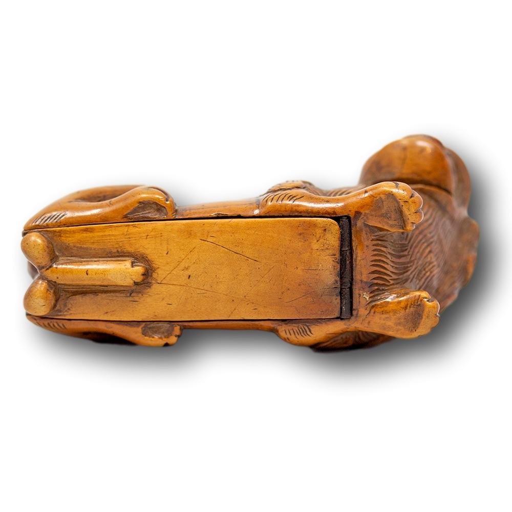 French 18th Century Fruitwood Lion Snuff Box  2